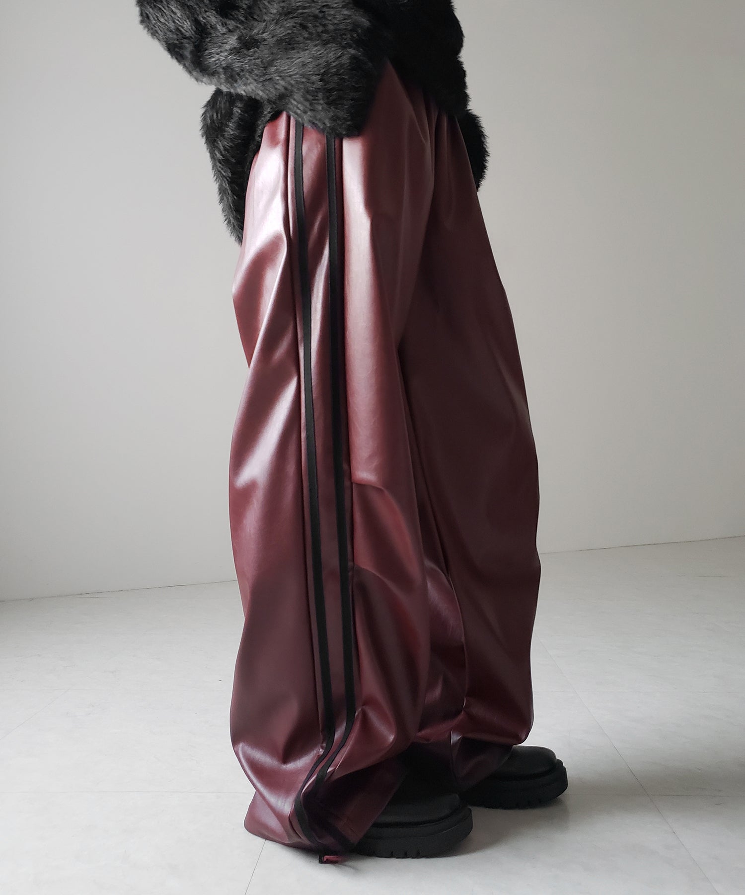 【 選べる4size / 2color 】2WAY サイドラインフェイクレザーワイドパンツ / 2WAY Sideline fake leather wide pants