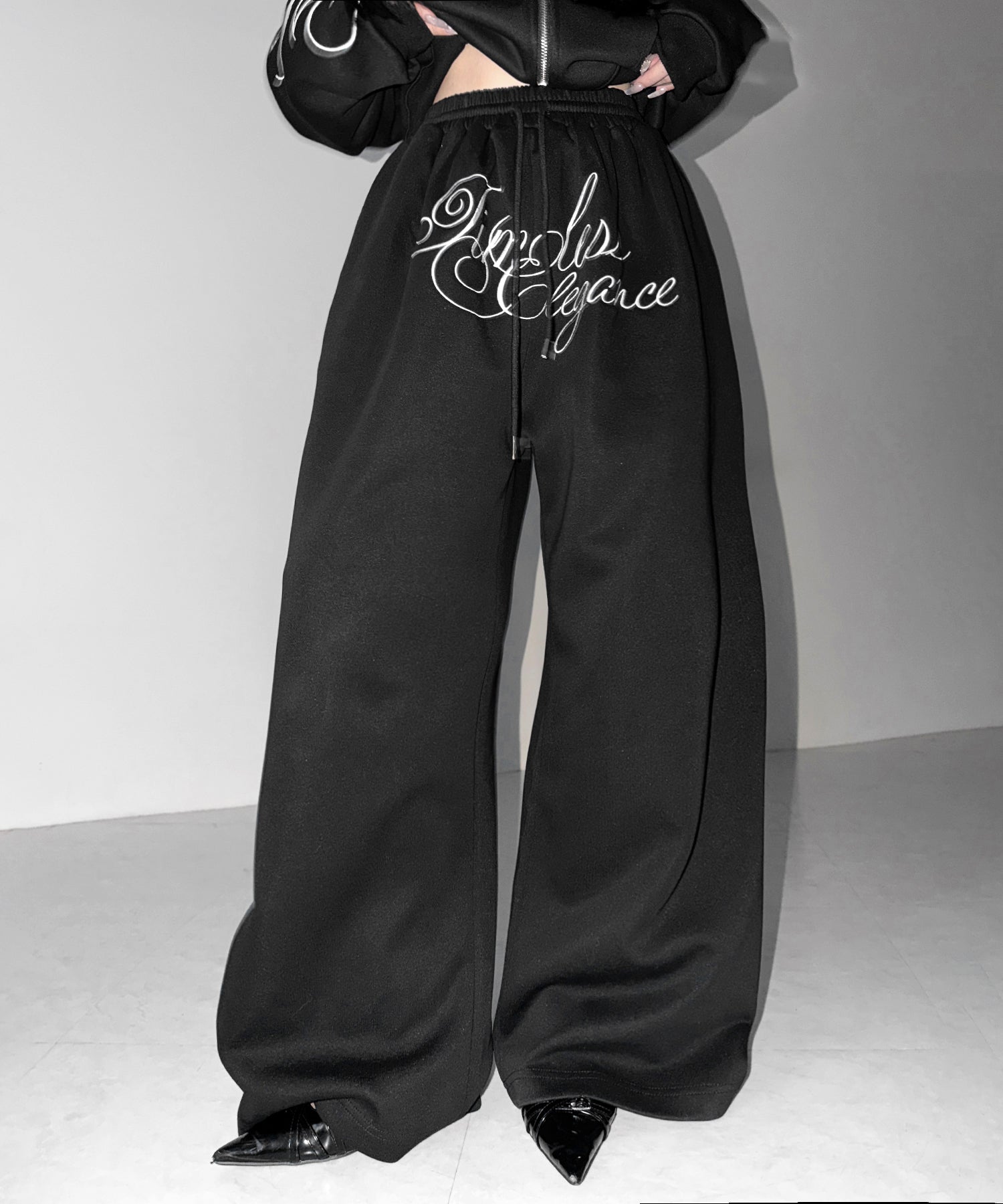 フロントレタリングロゴ刺繍ワイドスウェットパンツ / front lettering logo embroidery wide sweatpants