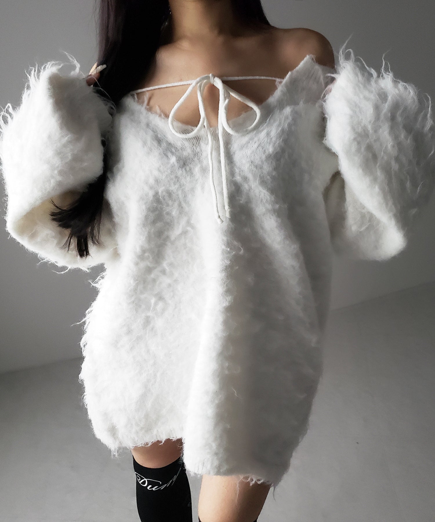 ストラップリボンオフショルオーバーシャギーニット / strap ribbon off shoulder over shaggy knit