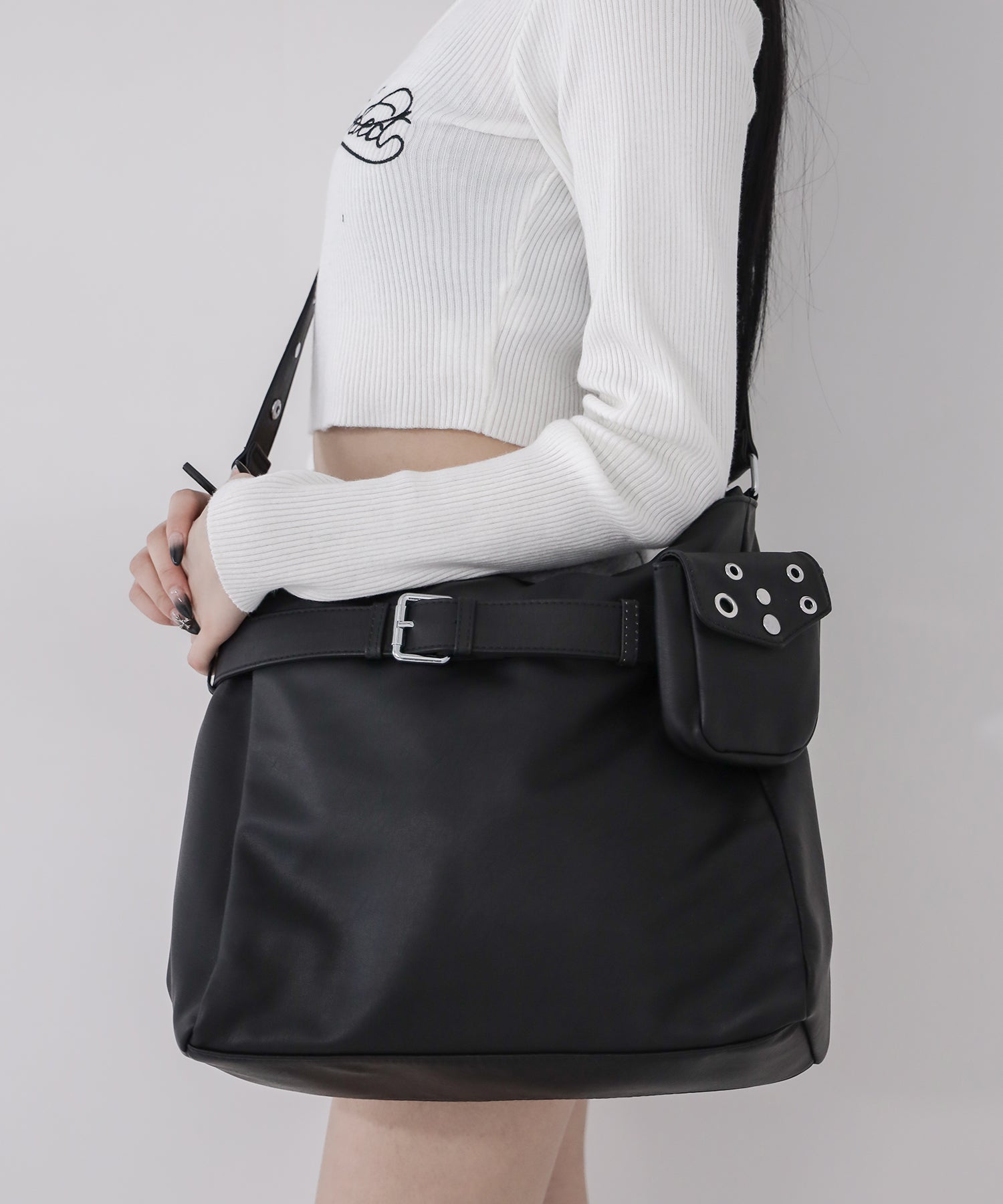 【 A4収納可 】ミニポーチ付きスタッズベルトヴィンテージフェイクレザーショルダーバッグ / mini poach SET studs belt vintage fake leather shoulder bag