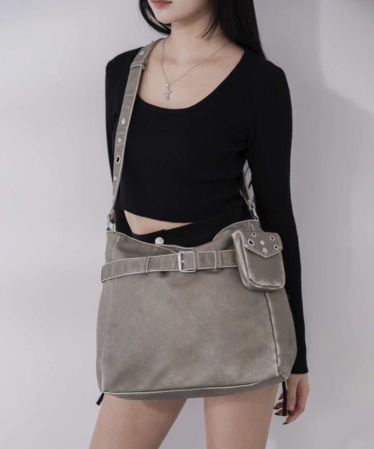 【 A4収納可 】ミニポーチ付きスタッズベルトヴィンテージフェイクレザーショルダーバッグ / mini poach SET studs belt vintage fake leather shoulder bag