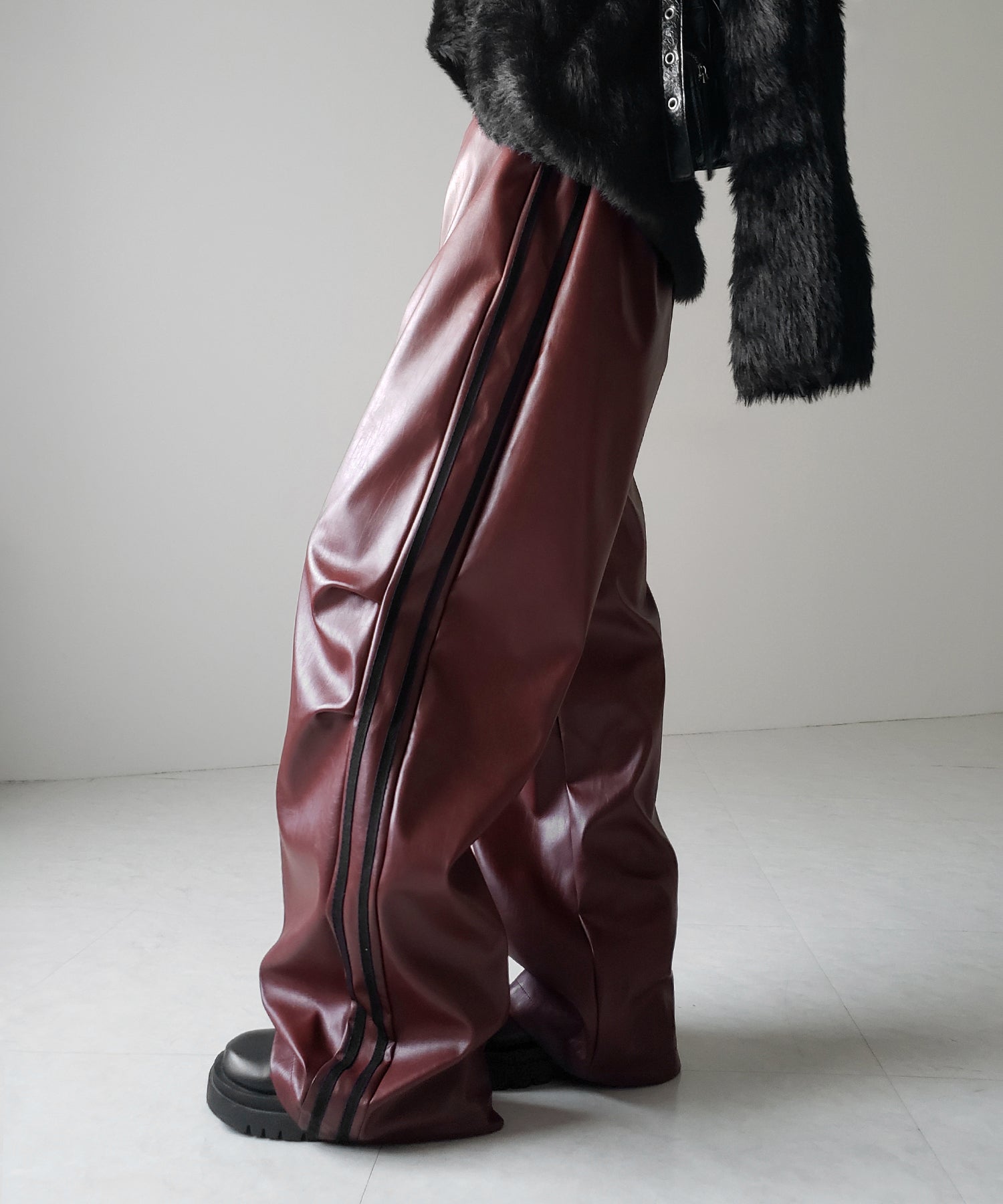 2WAY サイドラインフェイクレザーワイドパンツ / 2WAY Sideline fake leather wide pants
