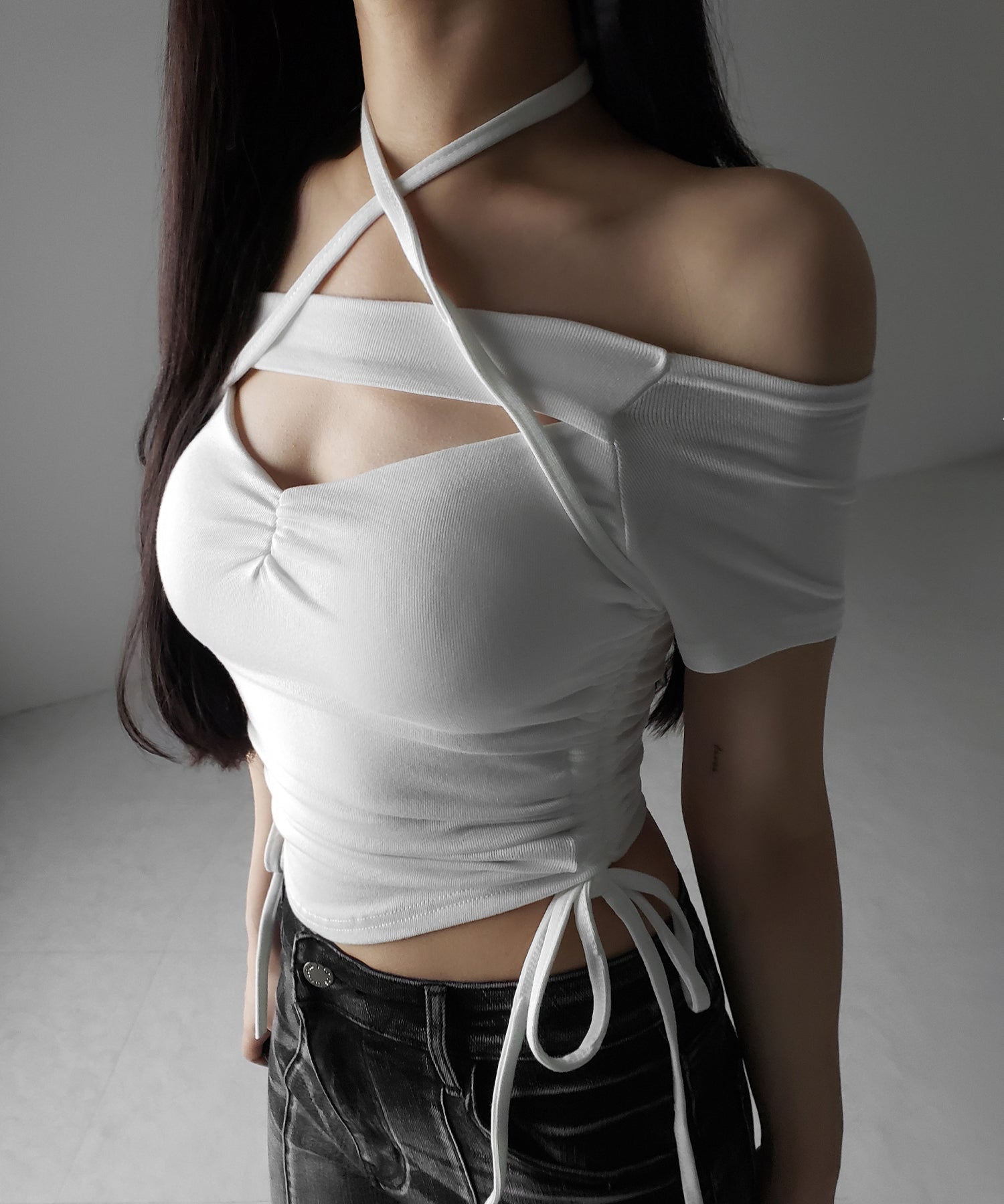 半袖クロスストラップリボンカットアウトオフショルトップス / short sleeve cross strap ribbon cutout offshoulder tops