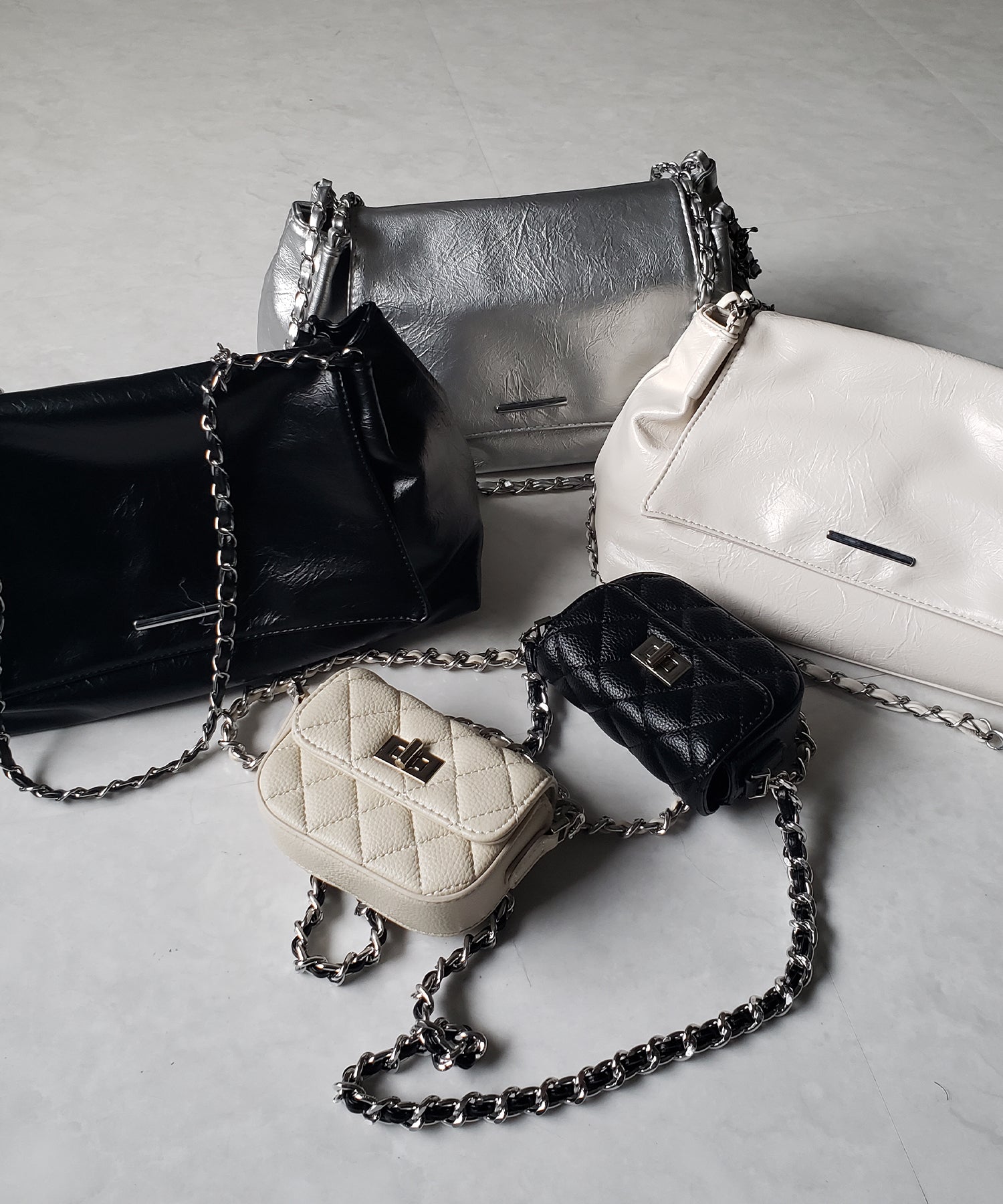 チェーンフェイクレザーフラップショルダーバッグ / chain fake leather flap shoulder bag