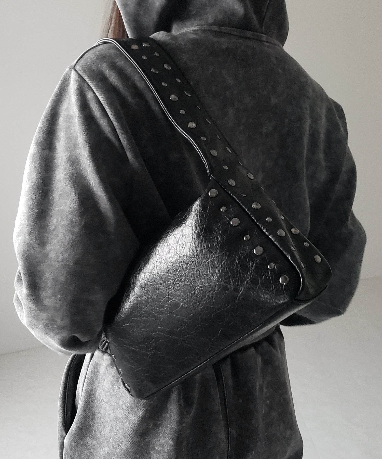 スタッズデザインスクエアショルダーバッグ / stud design square shoulder bag