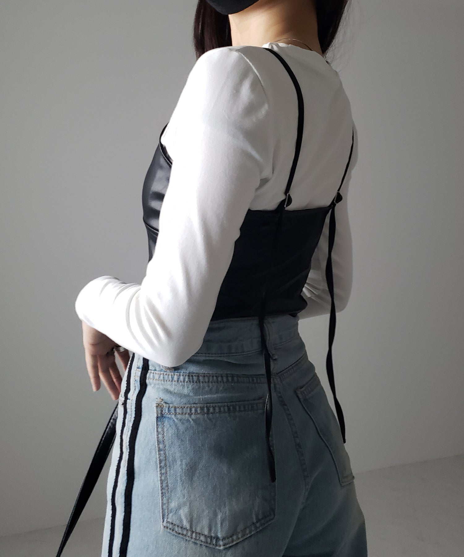 【 2color 】フロントジップフェイクレザービスチェ