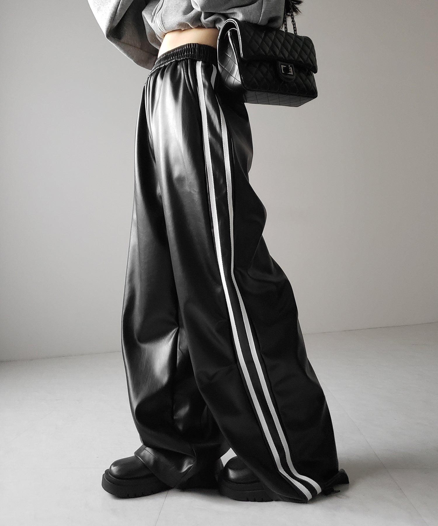 2WAY サイドラインフェイクレザーワイドパンツ / 2WAY Sideline fake leather wide pants