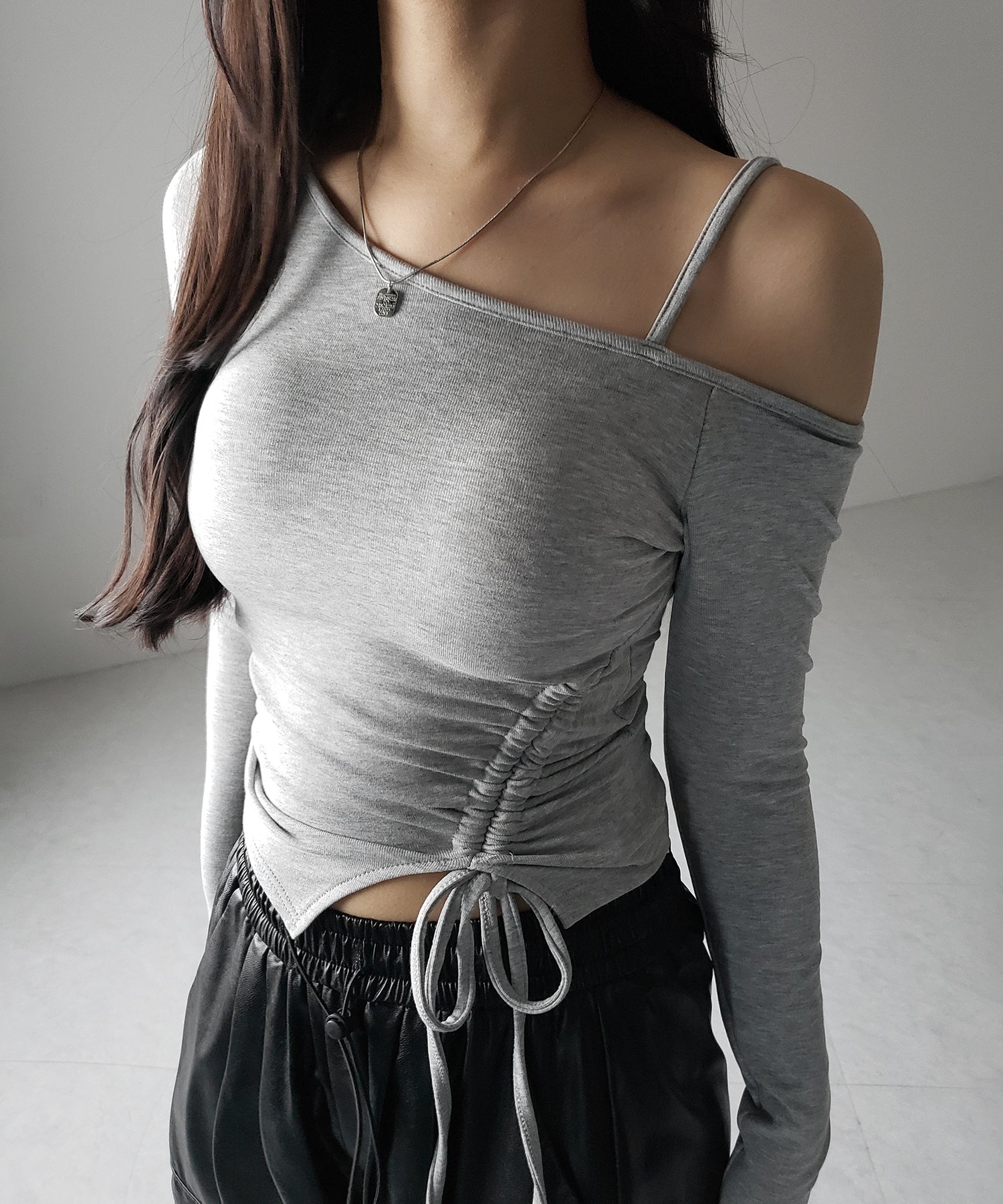 【 裏起毛 / カップ付 】サイドシャーリングリボンワンショルトップス / side shirring ribbon one shoulder tops
