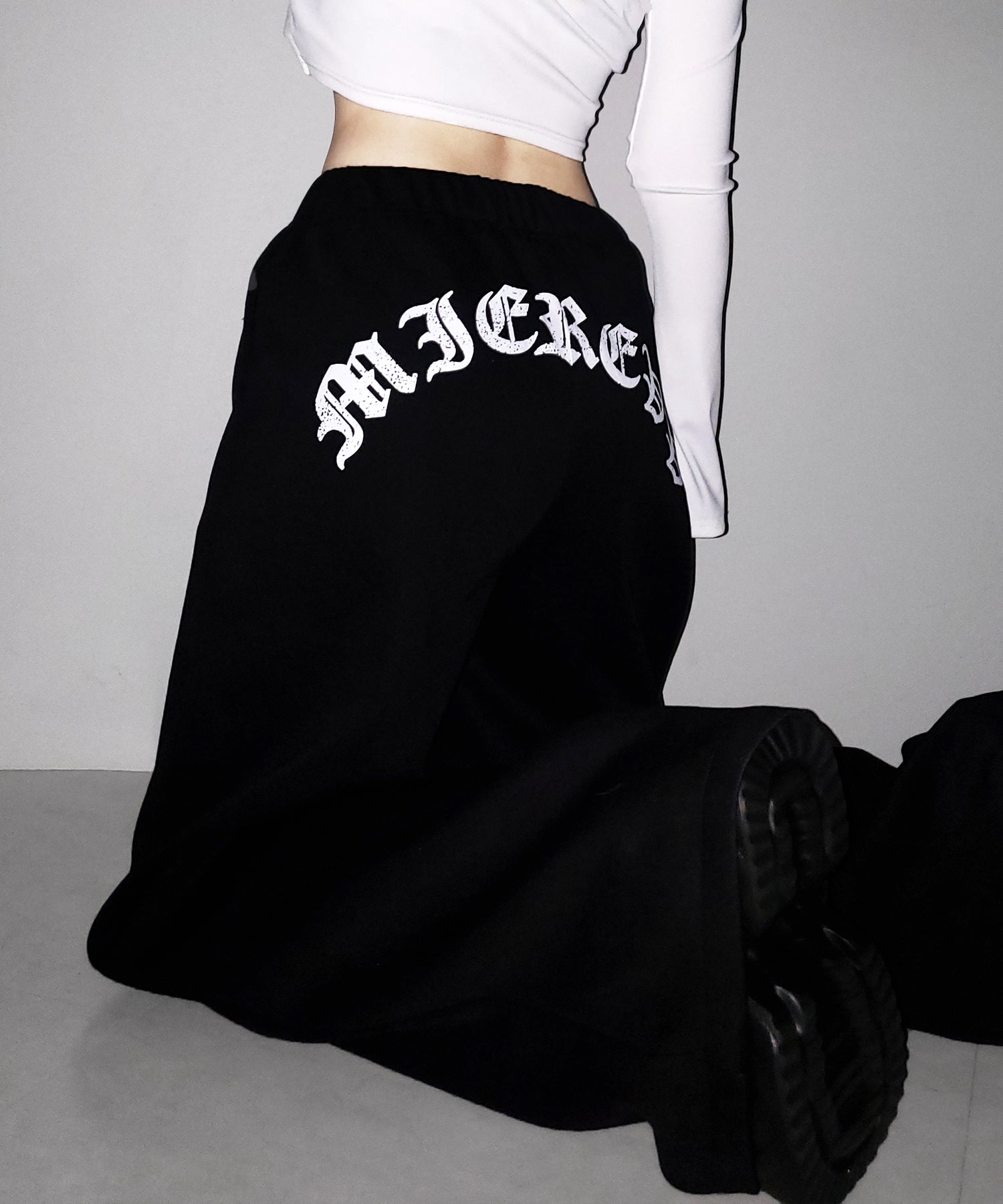 グランジロゴバックプリントスウェットワイドパンツ / grunge logo back print sweat wide pants