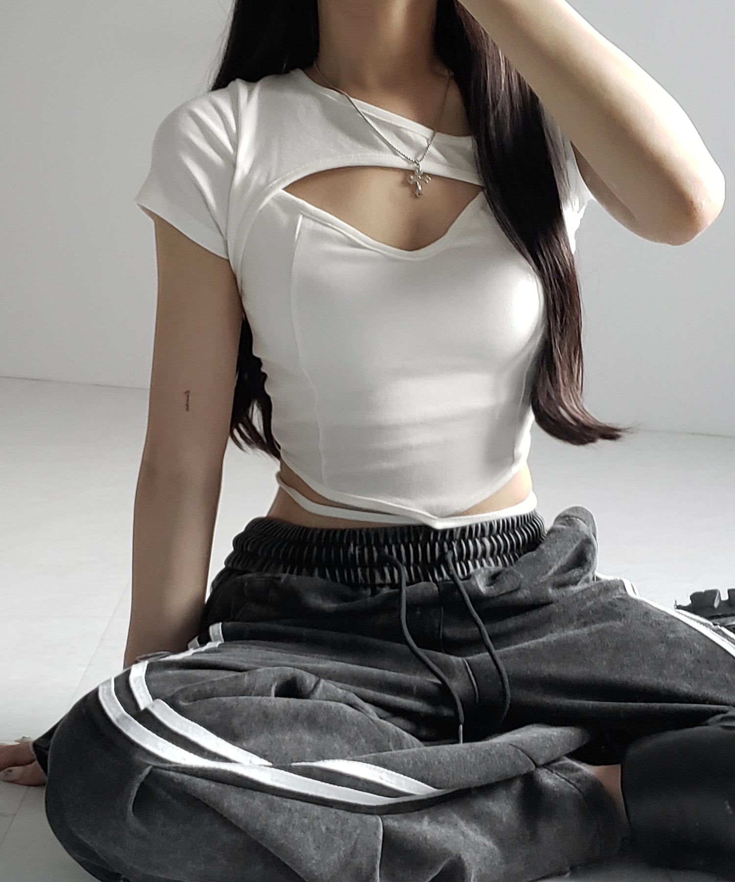 【 2color 】胸開きカットアウトクロスストラップワンショルダーTシャツ / open chest cutout cross strap one shoulder T-shirts