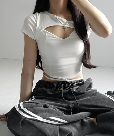 胸開きカットアウトクロスストラップワンショルダーTシャツ / open chest cutout cross strap one shoulder T-shirts