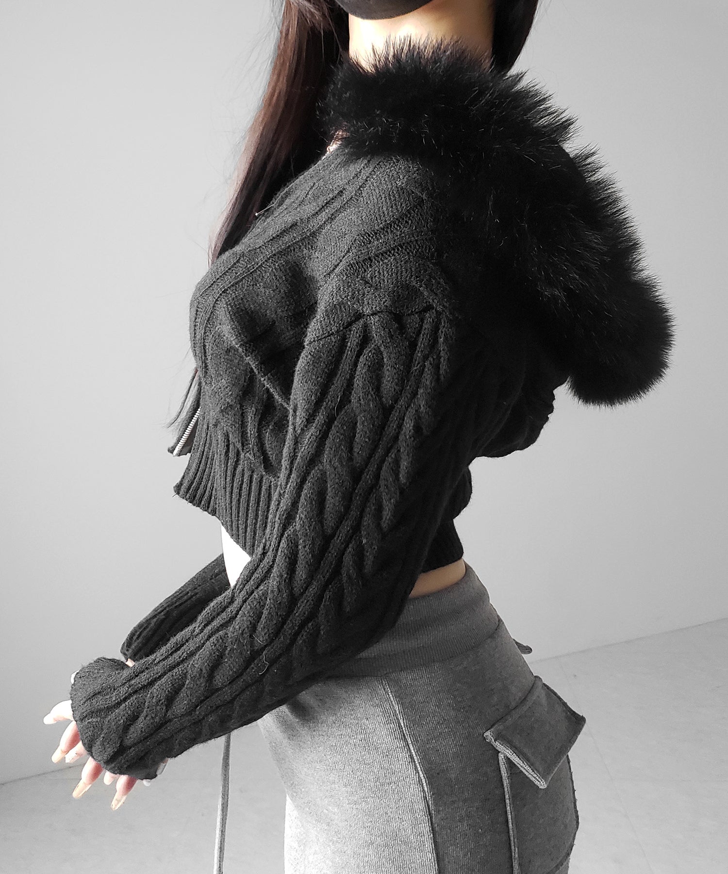 ファーフーディダブルジップショートニットパーカー / Fur hooded double zip short knit hoodie