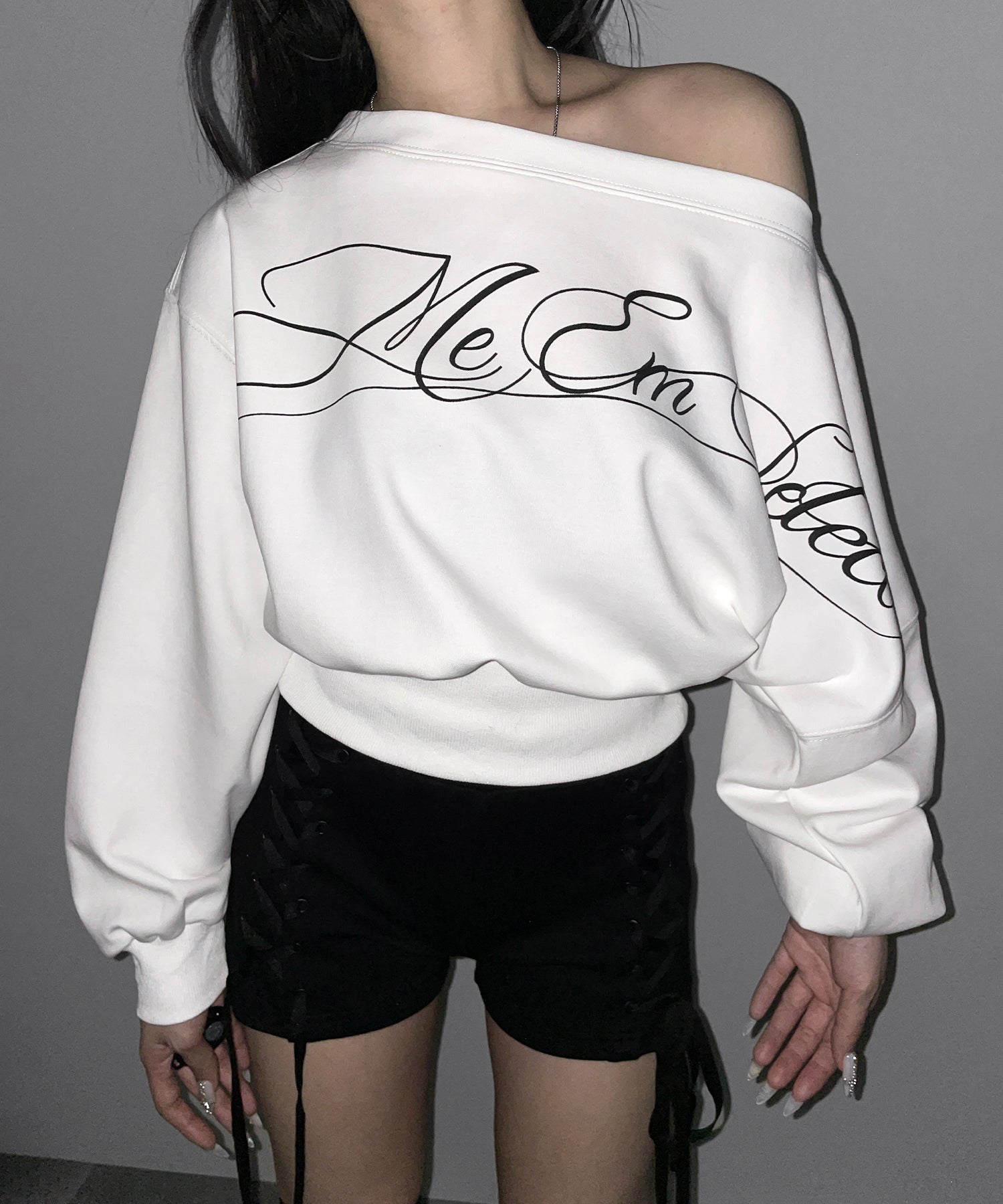 レタリングロゴワンショルショートスウェットライクトップス / lettering logo one-shoulder short sweatlike tops