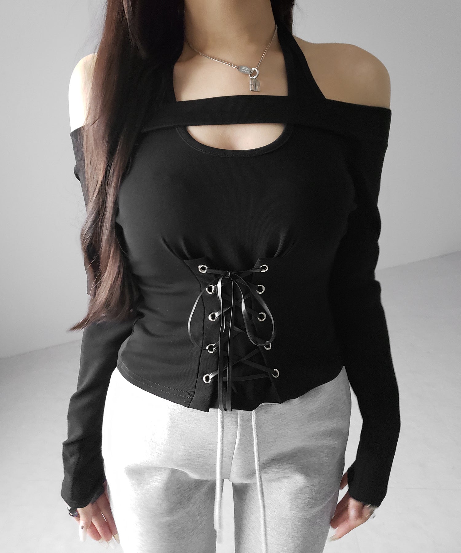 レースアップカットアウトホルターオフショルトップス / laceup cutout halter offshoulder tops