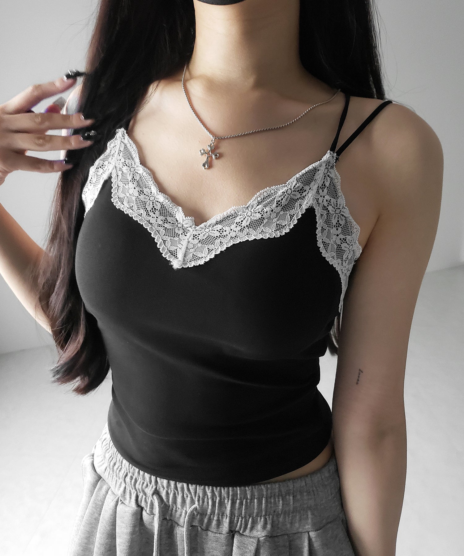 【 新色ピンク追加!カップ付き 】配色レースクロップドリブキャミソール / bicolor lace cropped rib camisole