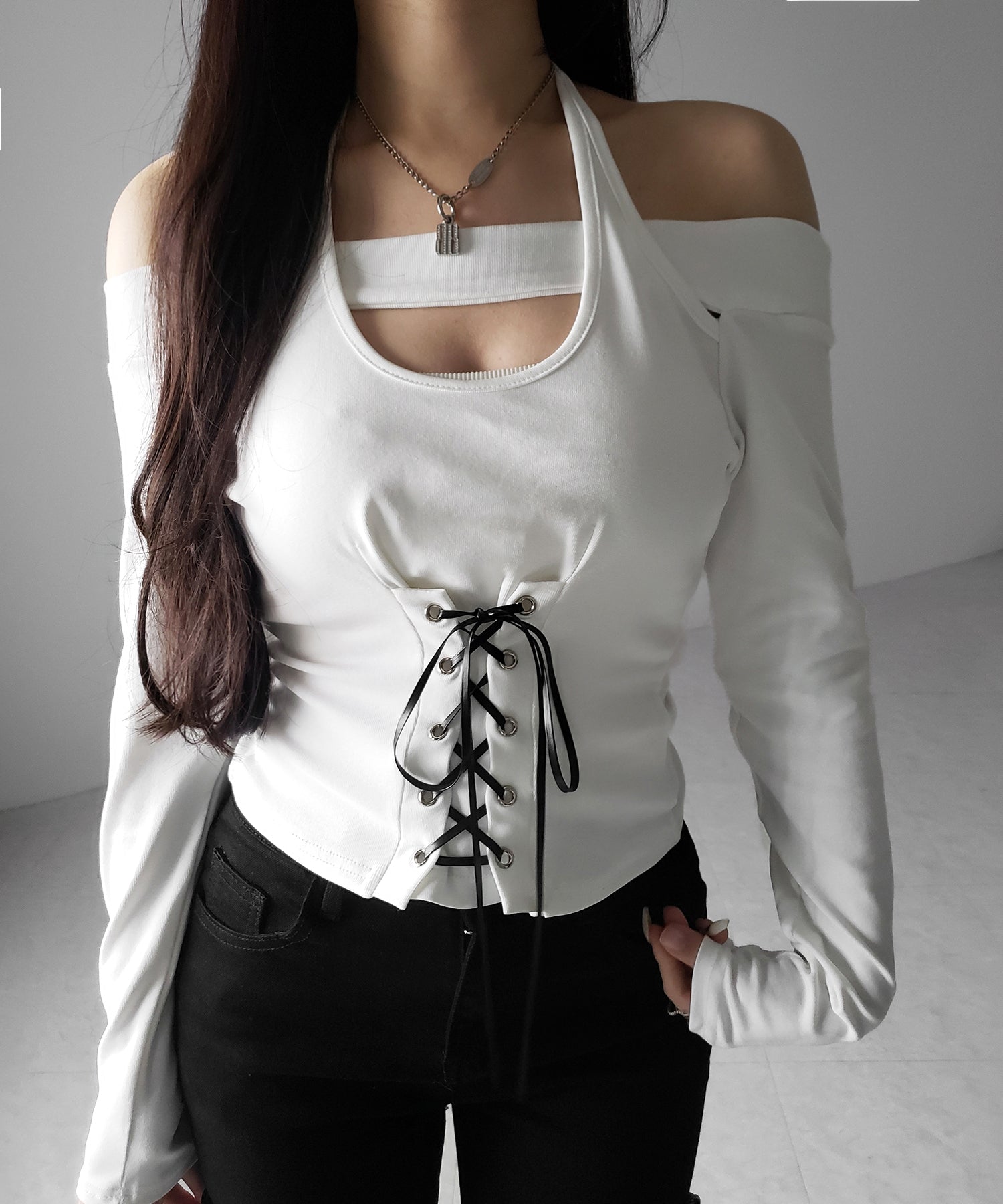 レースアップカットアウトホルターオフショルトップス / laceup cutout halter offshoulder tops