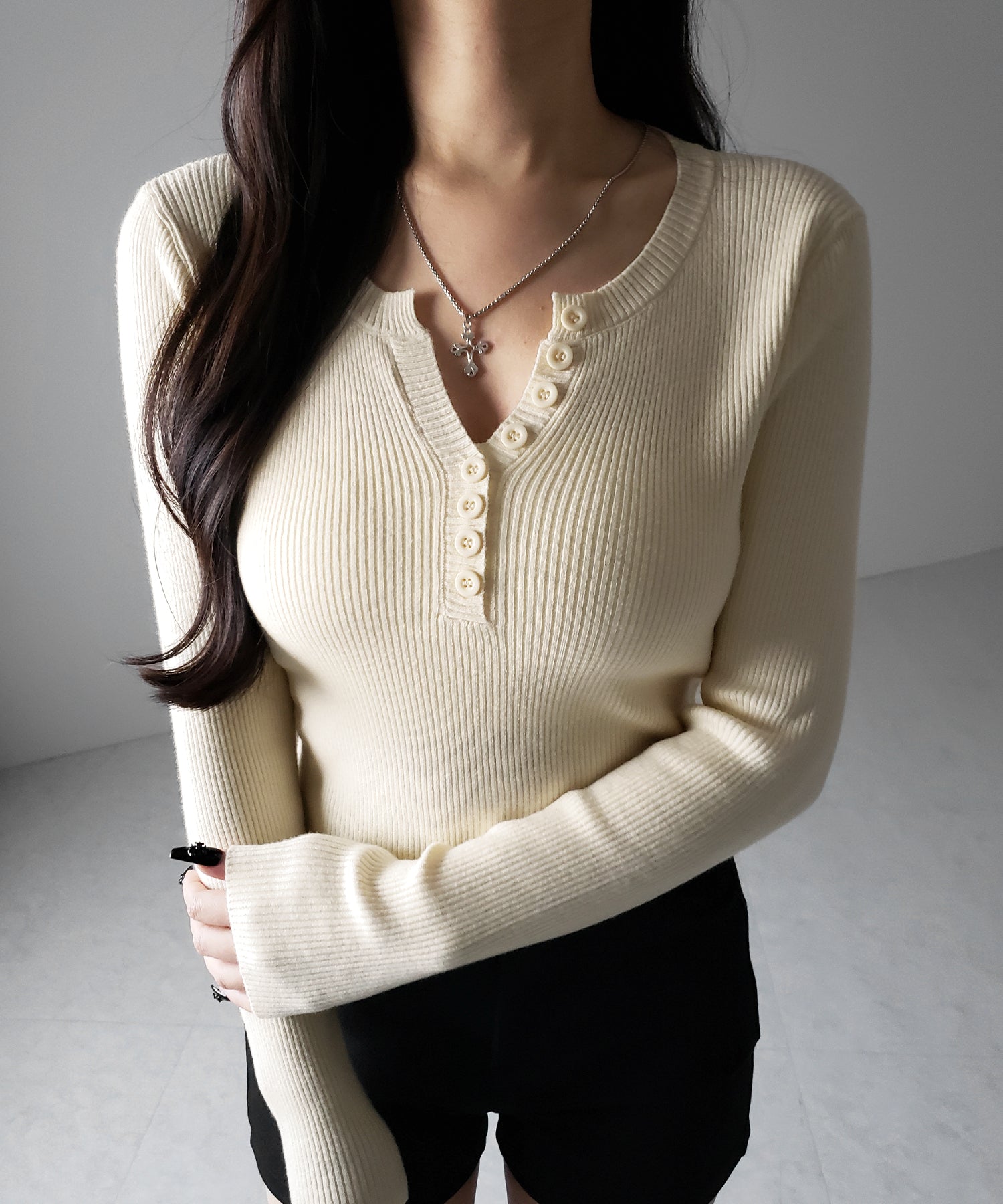 キーネックボタンデザインクロップドリブニット