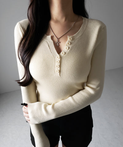 キーネックボタンデザインクロップドリブニット