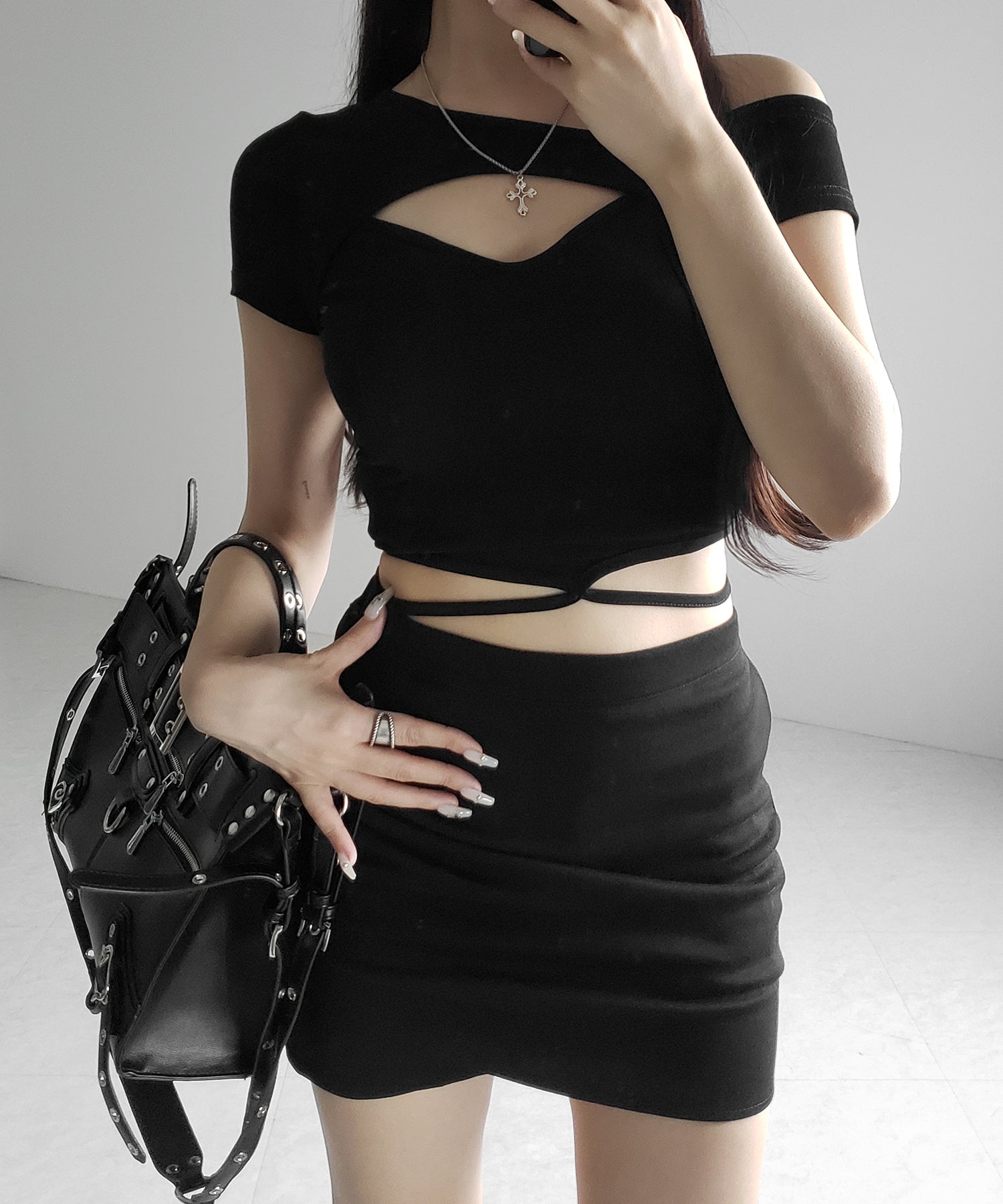 【 2color 】胸開きカットアウトクロスストラップワンショルダーTシャツ / open chest cutout cross strap one shoulder T-shirts