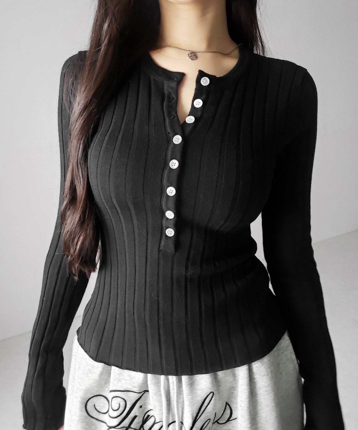 スリムフィットヘンリーネックリブトップス / slim fit henley neck ribbed tops