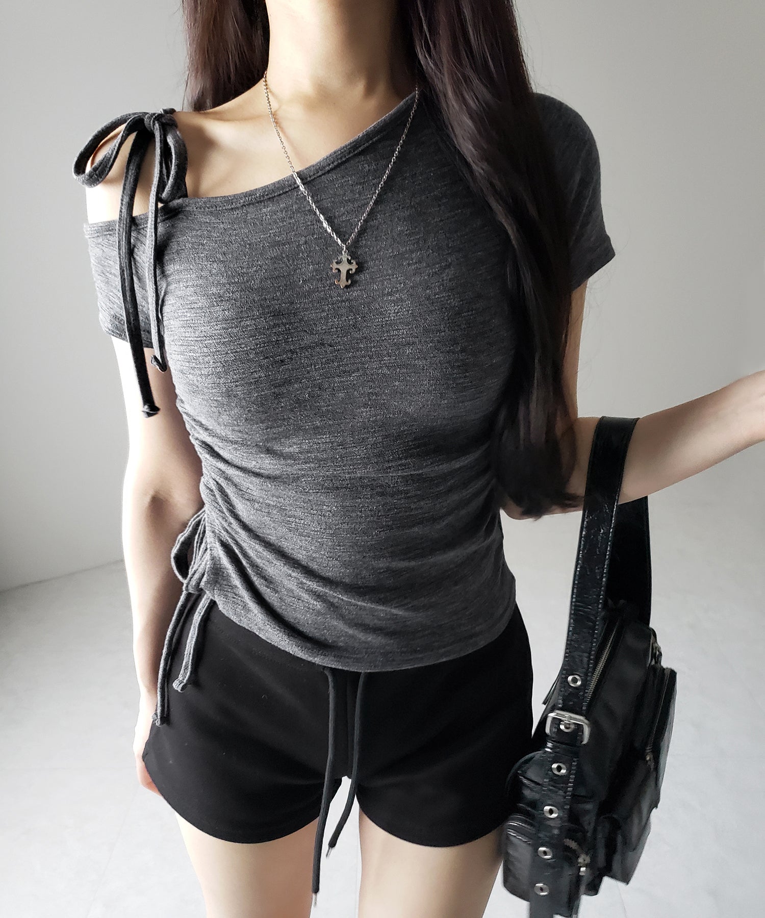 ストラップリボンワンショルサイドギャザートップス / strap ribbon one shoulder side gather tops