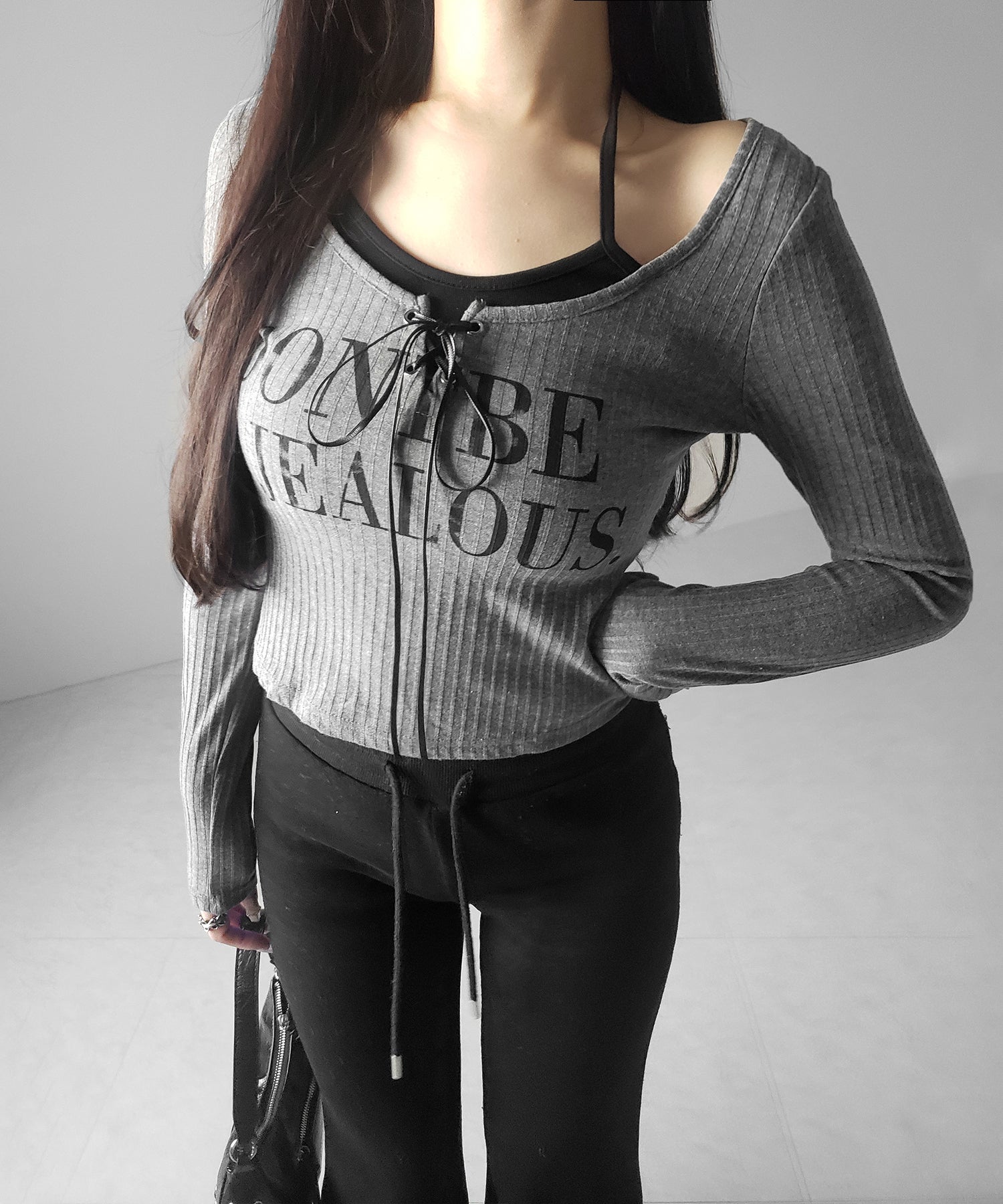 【 クロスネックにできる2WAY 】レースアップフェイクレイヤードロゴカットソートップス / laceup fake layered logo cutsew tops