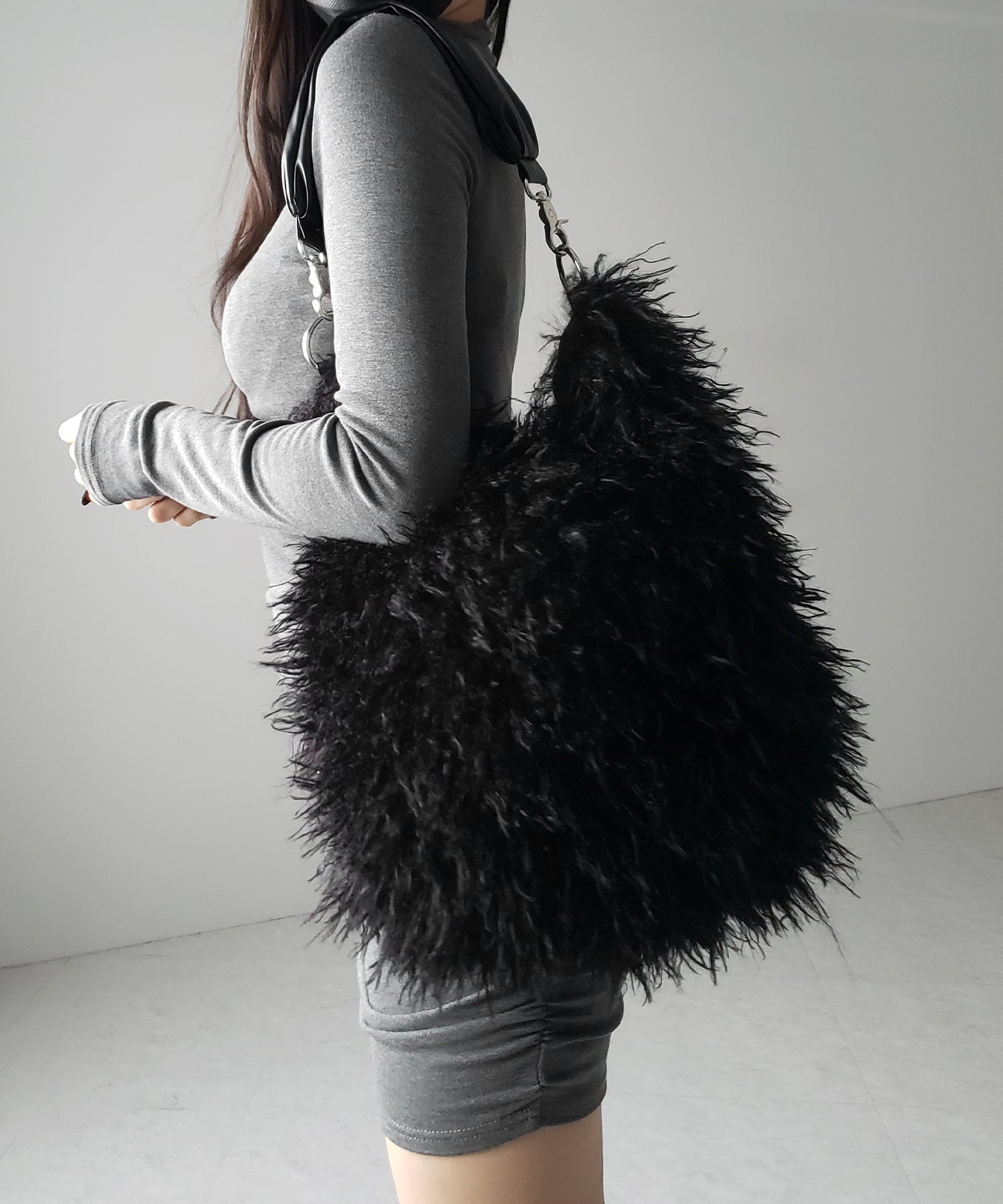【 ショルダーストラップ付き2WAY 】バイカラーシャギーファーショルダーバッグ / bicolor shaggy fur shoulder bag