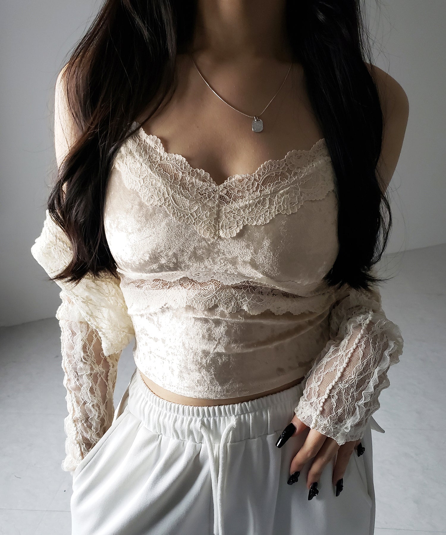 【 カップ付き 】ダブルレースベロアショートビスチェキャミソール / double lace velor short bustier camisole