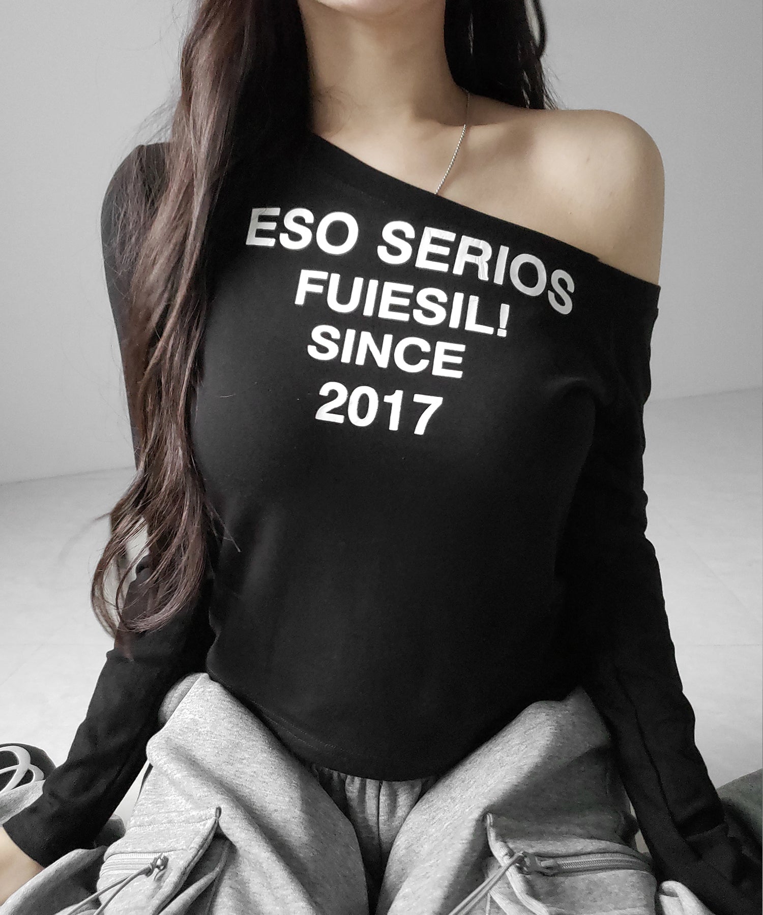 コンパクトロゴワンショルルーズロンT / compact logo one-Shoulder loose long-sleeve T-Shirt