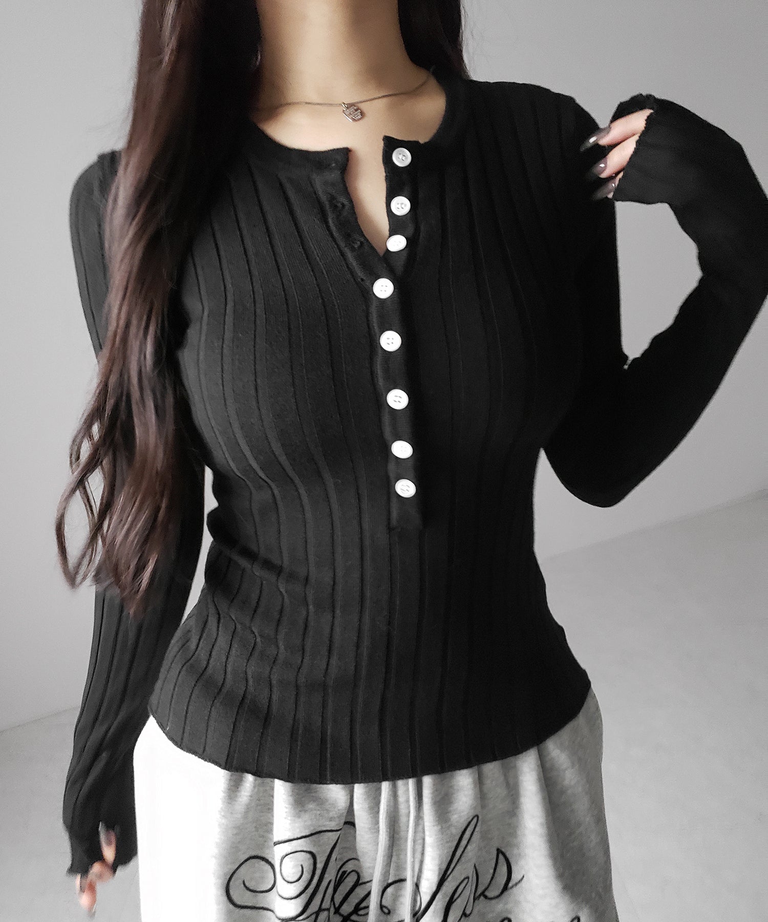スリムフィットヘンリーネックリブトップス / slim fit henley neck ribbed tops