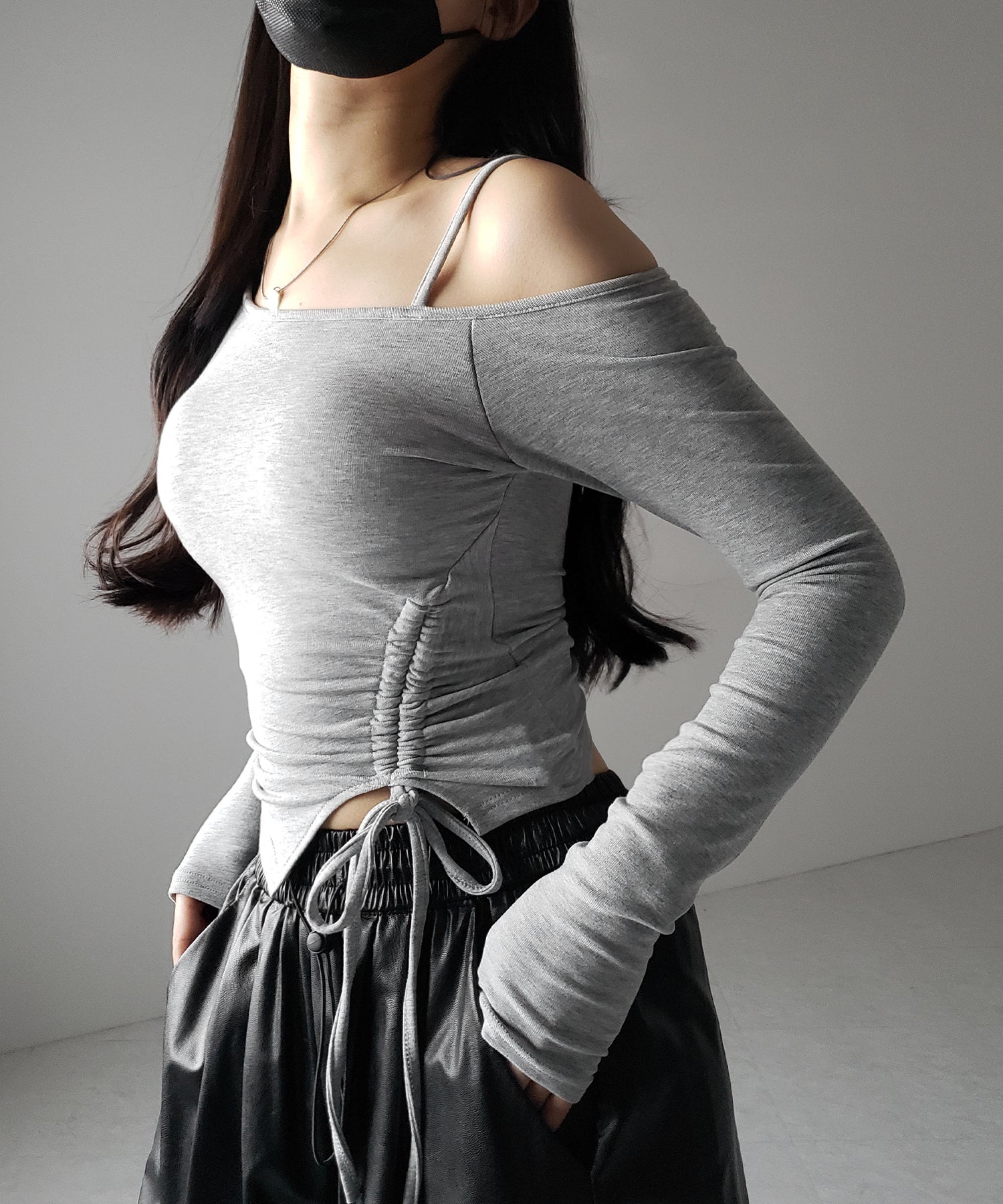 【 裏起毛 / カップ付 】サイドシャーリングリボンワンショルトップス / side shirring ribbon one shoulder tops