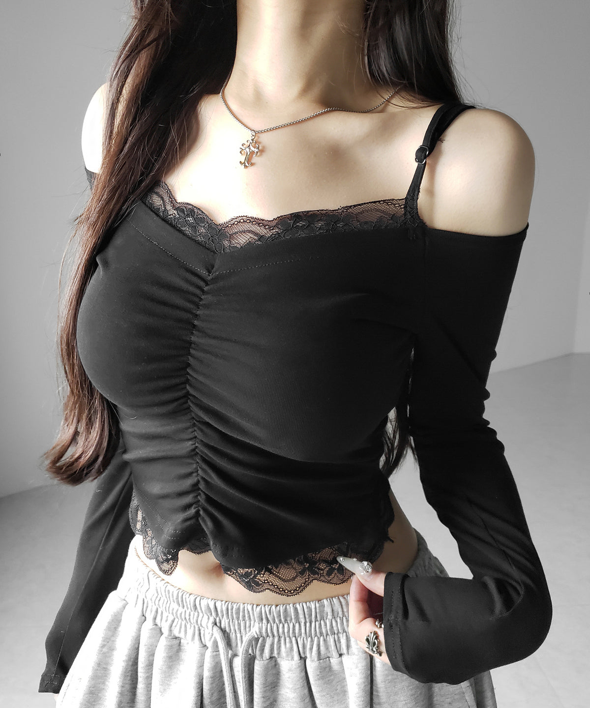 レースレイヤードギャザーオフショル長袖Tシャツ / lace layered gather off-shoulder long-sleeved T-shirts