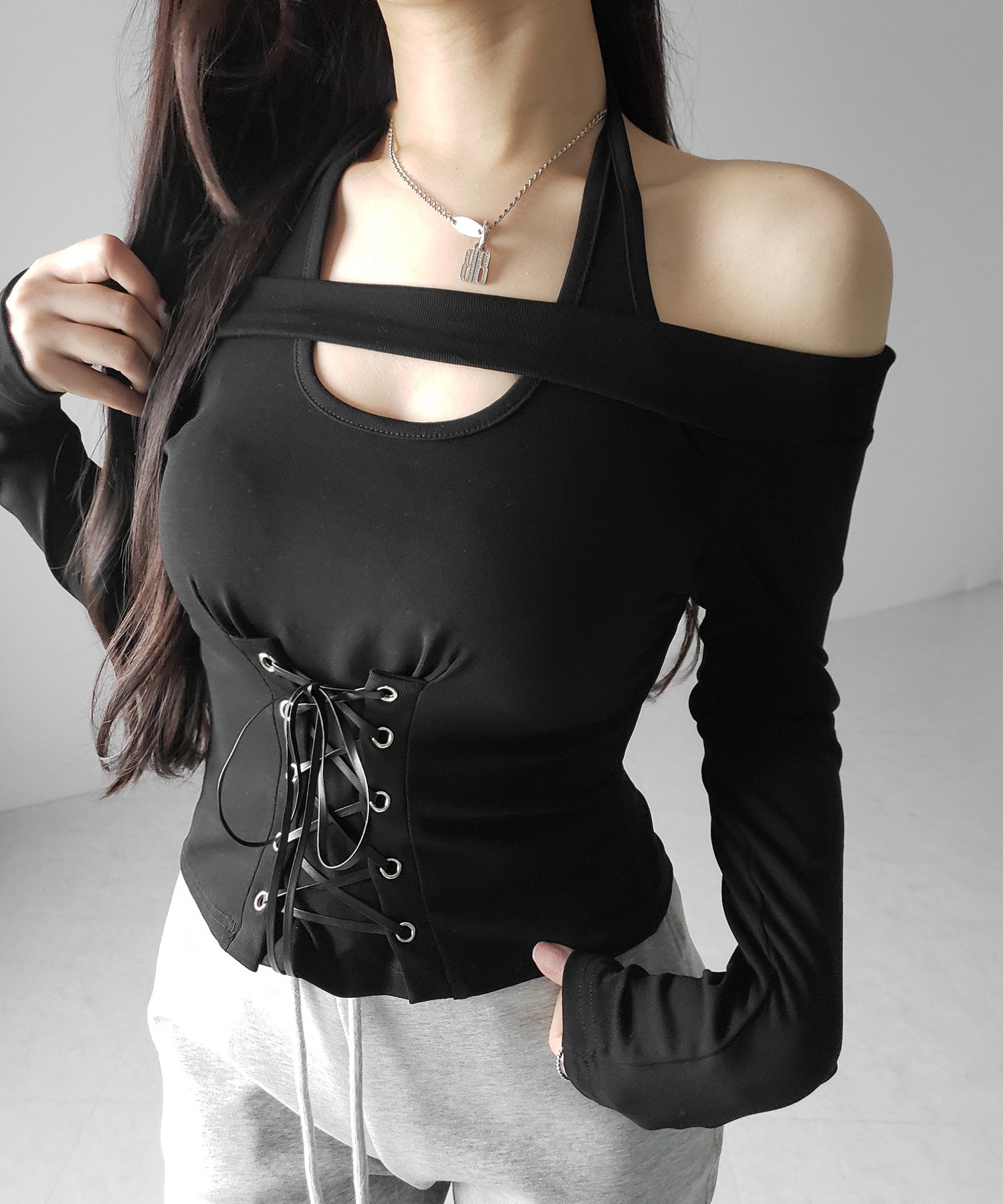 レースアップカットアウトホルターオフショルトップス / laceup cutout halter offshoulder tops