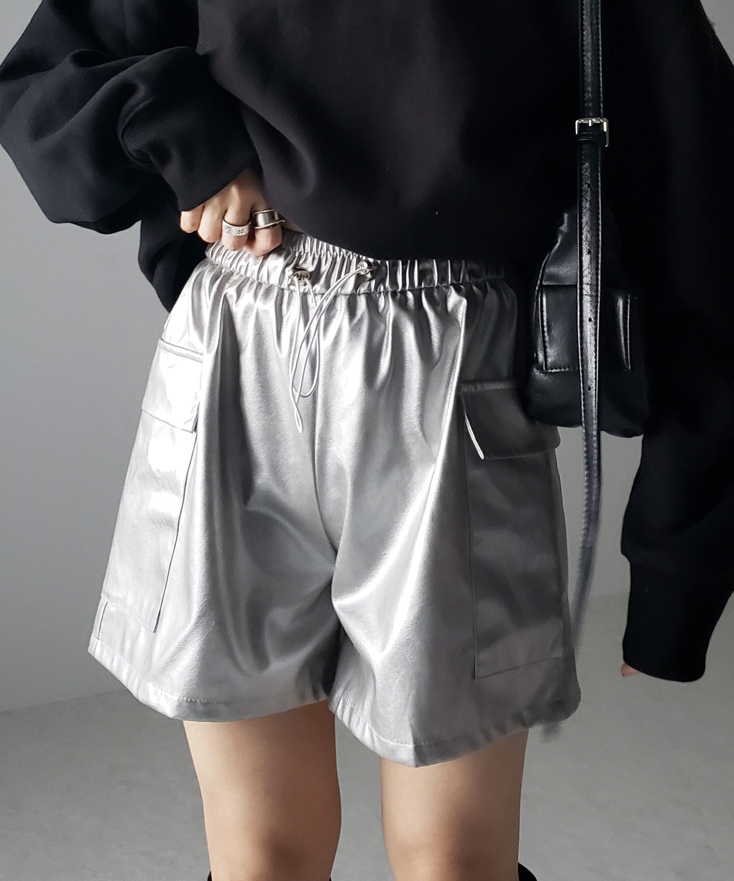 【 2color / 3size 】ドローコードフェイクレザーカーゴショートパンツ