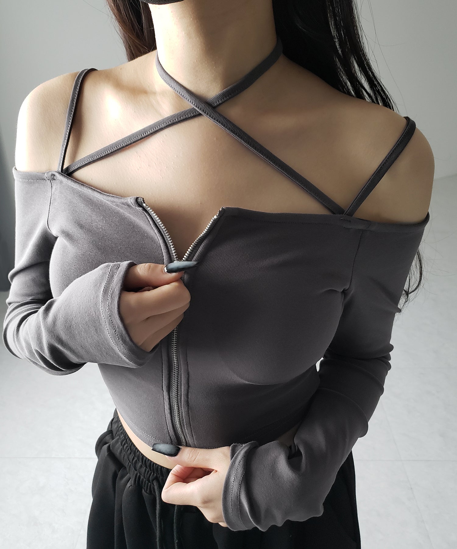 【 カップ付 】フロントジップクロスストラップオフショルトップス / front zip cross straps off-shoulder tops
