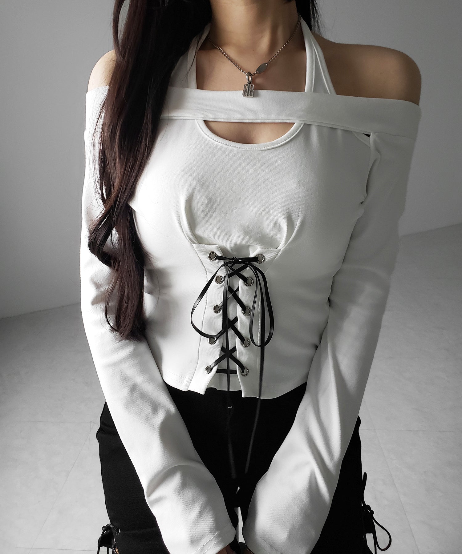 レースアップカットアウトホルターオフショルトップス / laceup cutout halter offshoulder tops