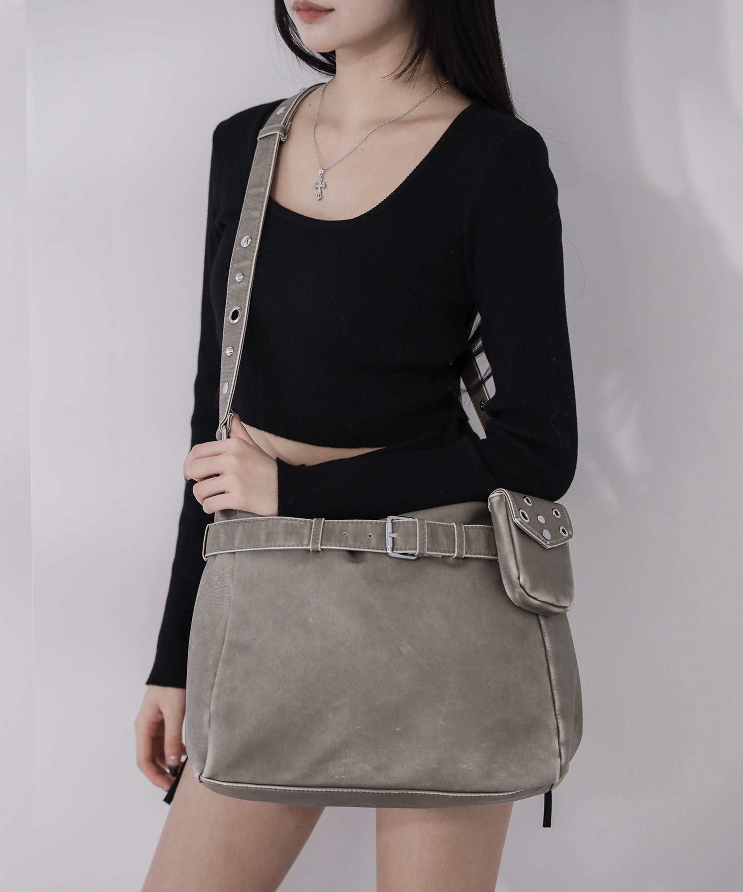 【 A4収納可 】ミニポーチ付きスタッズベルトヴィンテージフェイクレザーショルダーバッグ / mini poach SET studs belt vintage fake leather shoulder bag