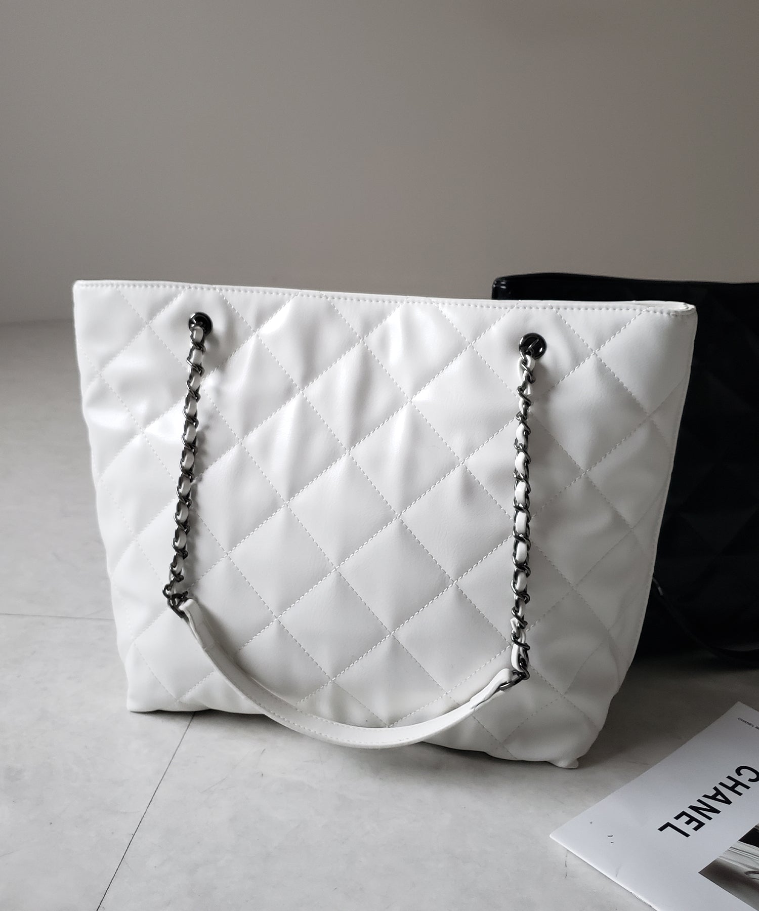 【 A4収納可 】キルティングチェーンスクエアトートショルダーバッグ / quilting chain square tote shoulder bag