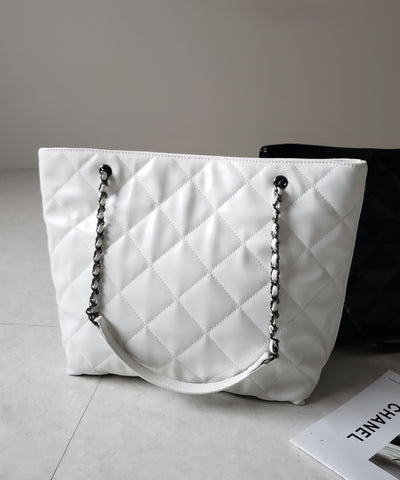 【 A4収納可 】キルティングチェーンスクエアトートショルダーバッグ / quilting chain square tote shoulder bag