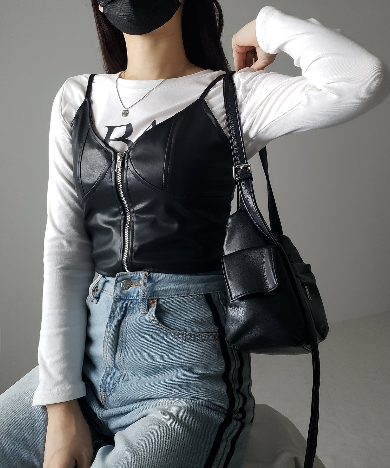 【 2color 】フロントジップフェイクレザービスチェ
