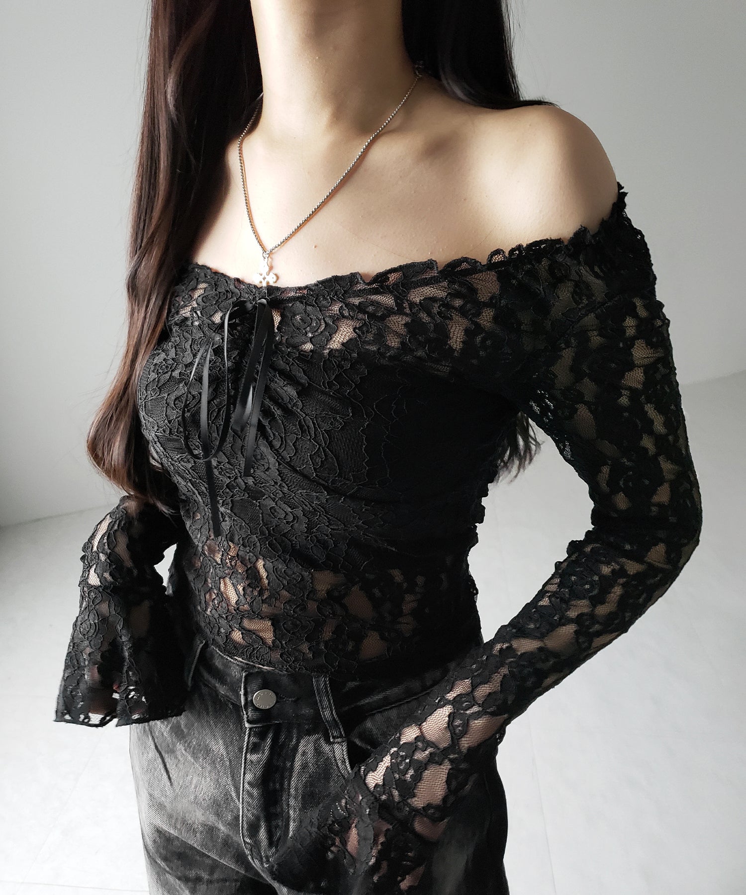 【 2color /2WAY 】フロントリボンオフショルスリムレーストップス / front ribbon off-shoulder slim lace tops