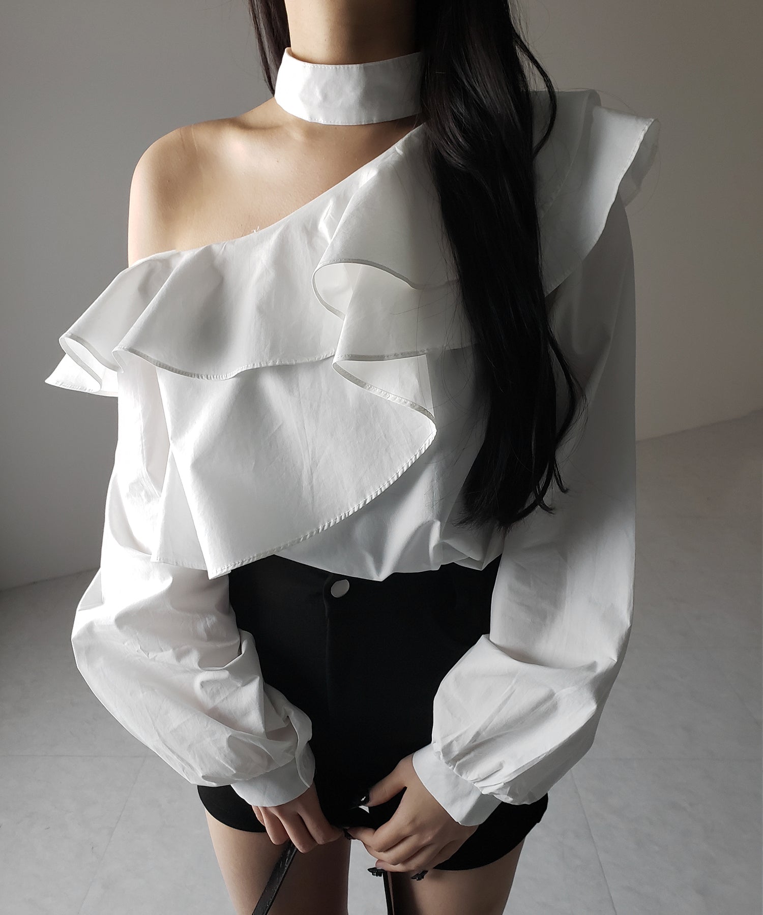 【 2color 】チョーカーフリルワンショルダーブラウス / choker frill one shoulder blouse