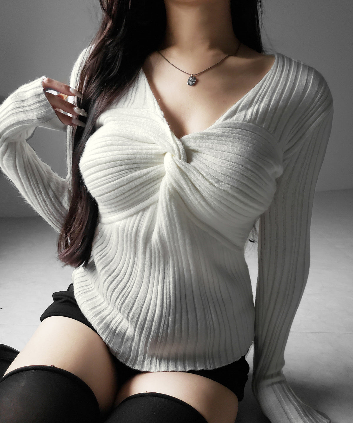 Ⅴネックツイストリブニットトップス / V-neck twisted rib knit tops