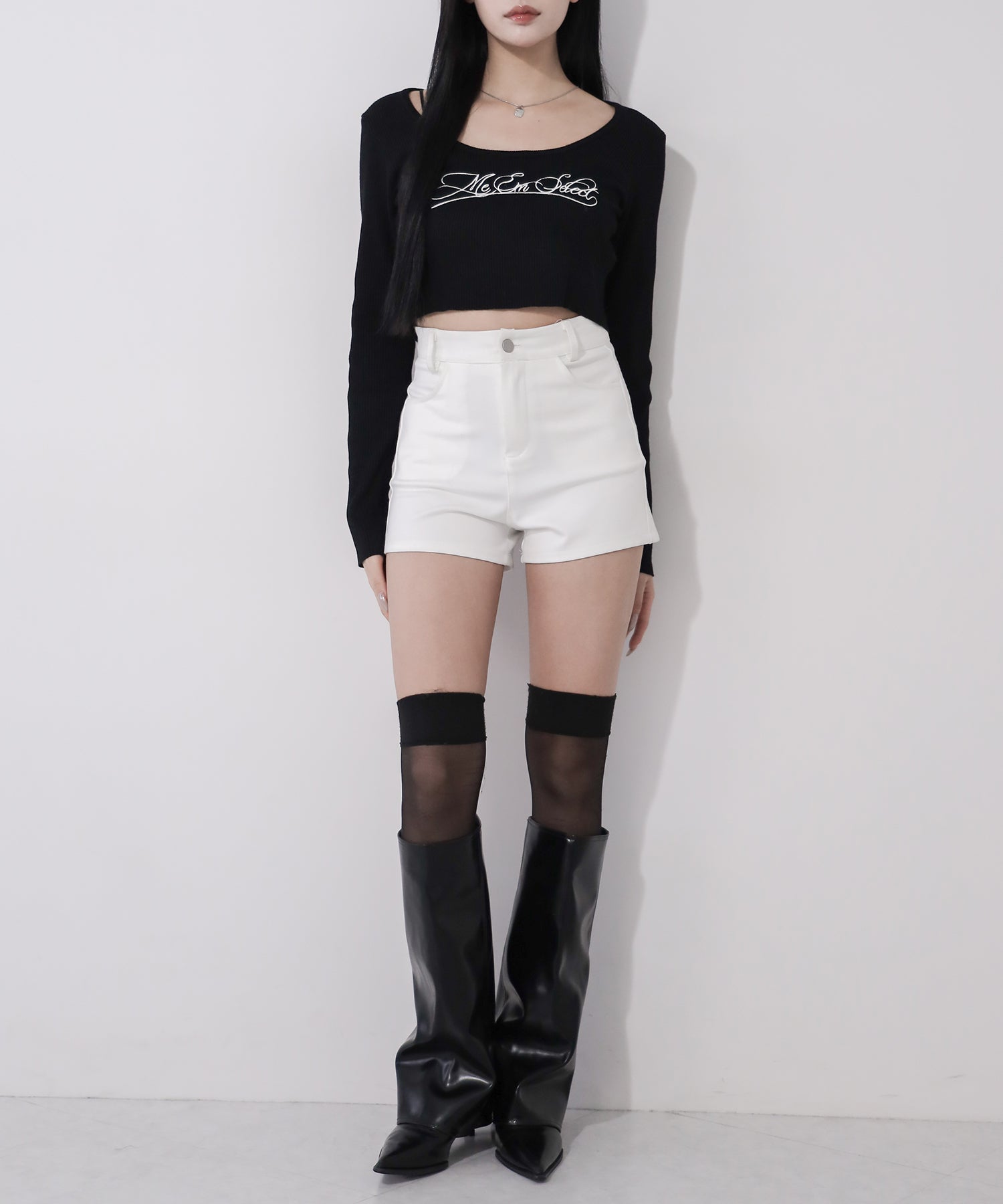 レタリングロゴ刺繍スクエアネックショートリブニットトップス / lettering logo embroidery square neck short rib knit tops