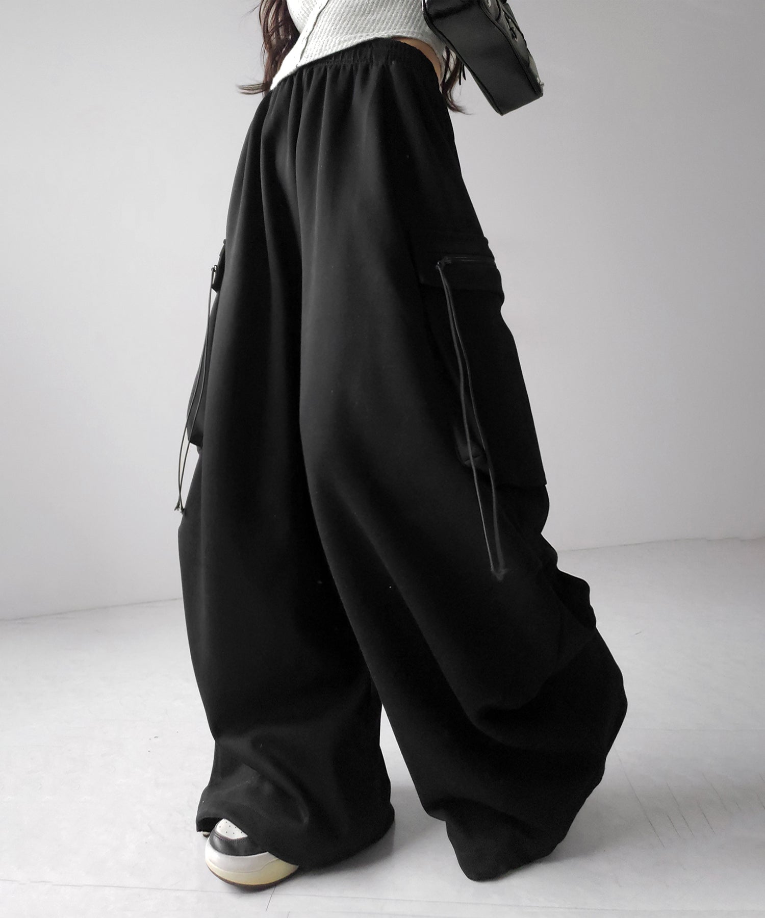 【 裾絞り可能2WAY 】ドローコードタックワイドカーゴスウェットパンツ / drawcord tuck wide cargo sweatpants
