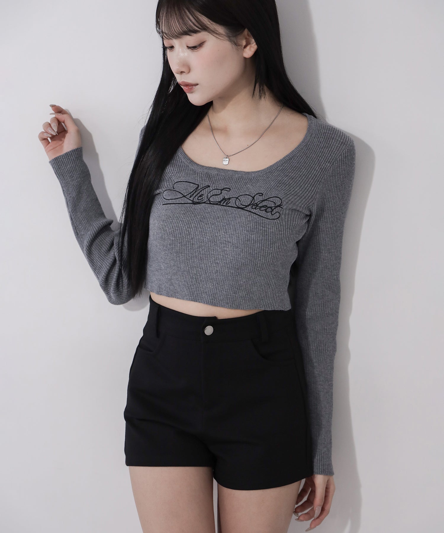 レタリングロゴ刺繍スクエアネックショートリブニットトップス / lettering logo embroidery square neck short rib knit tops