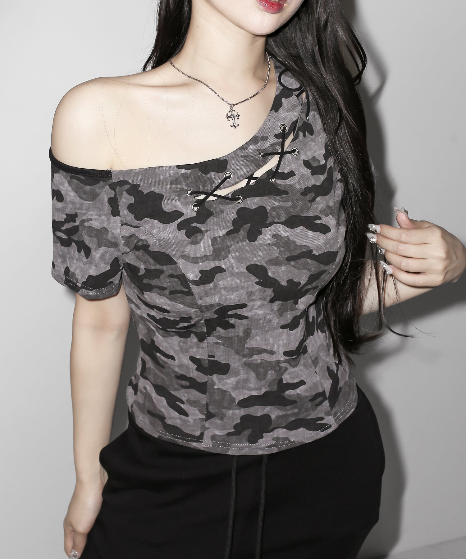 ヴィンテージカモフラカットアウトレースアップワンショルTシャツ / Vintage camouflage cutout laceup one shoulder T-shirt