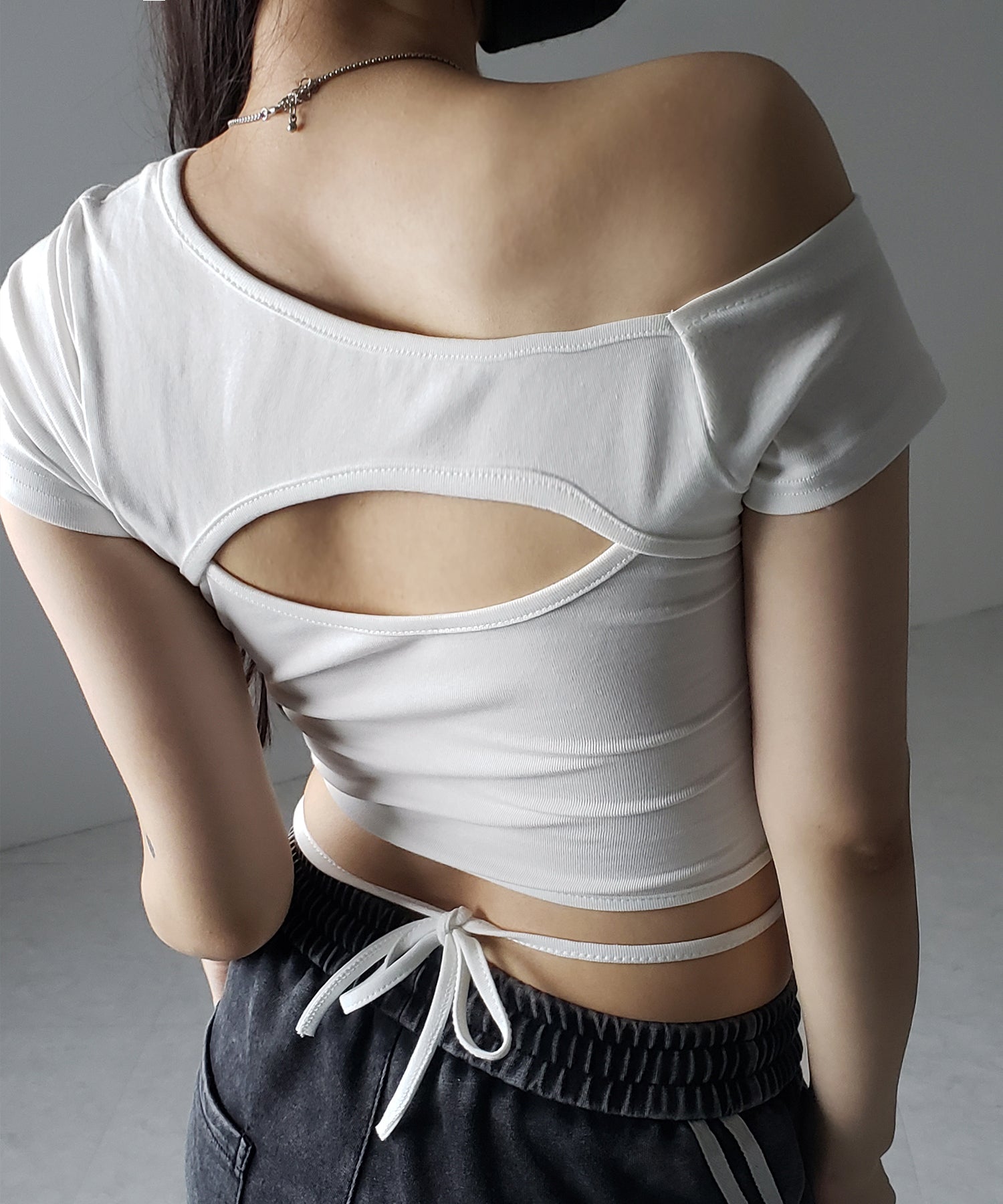 【 2color 】胸開きカットアウトクロスストラップワンショルダーTシャツ / open chest cutout cross strap one shoulder T-shirts