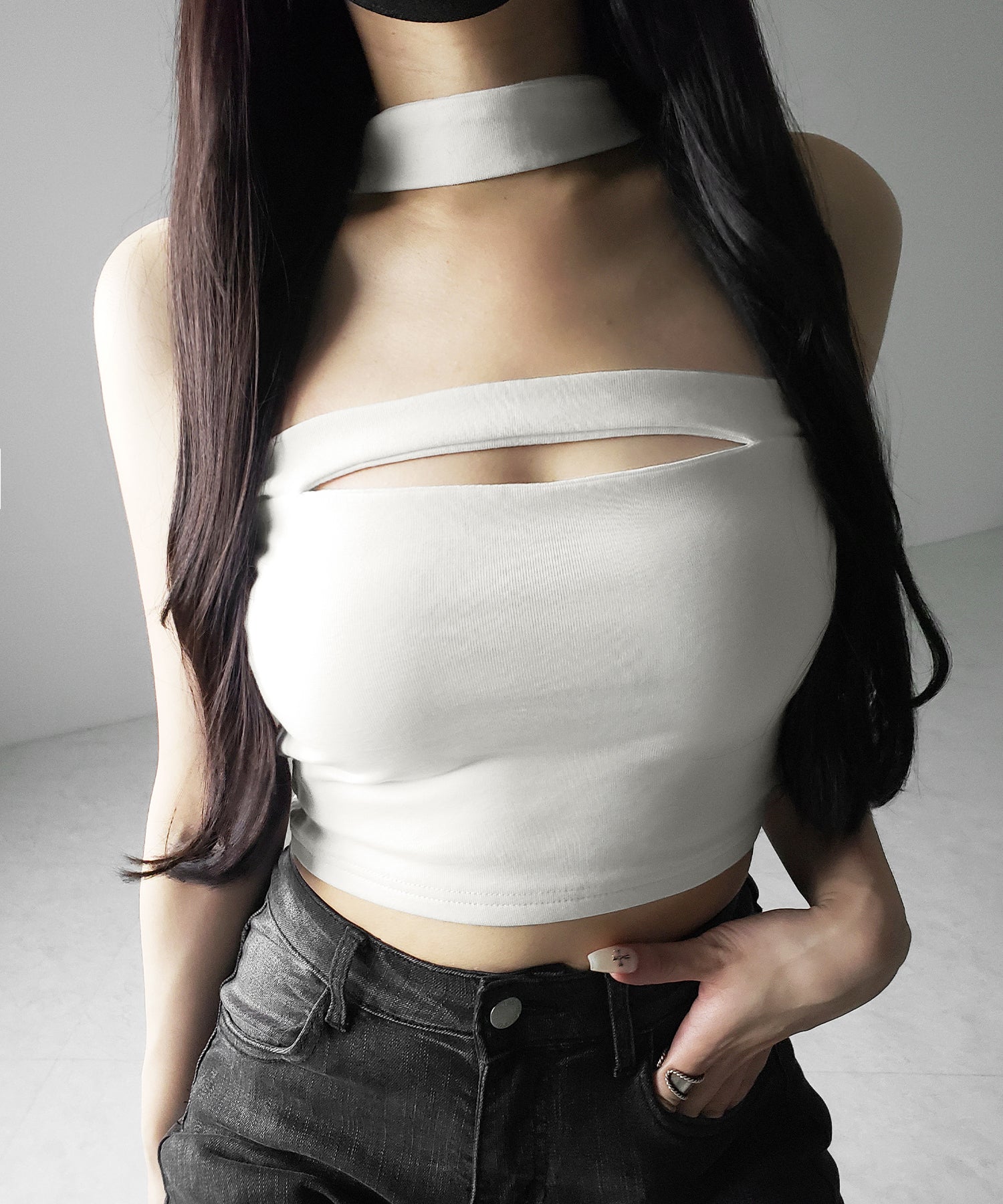【 カップ付き 】チョーカーネックカットアウトショートベアトップ / choker neck cutout short bare top