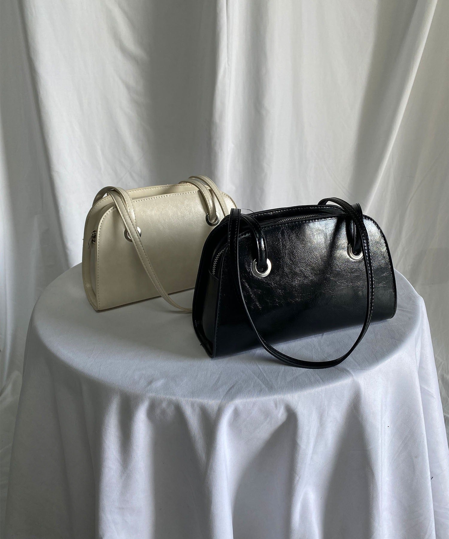 ハーフムーンロングコードショルダーバッグ / half moon long cord shoulder bag